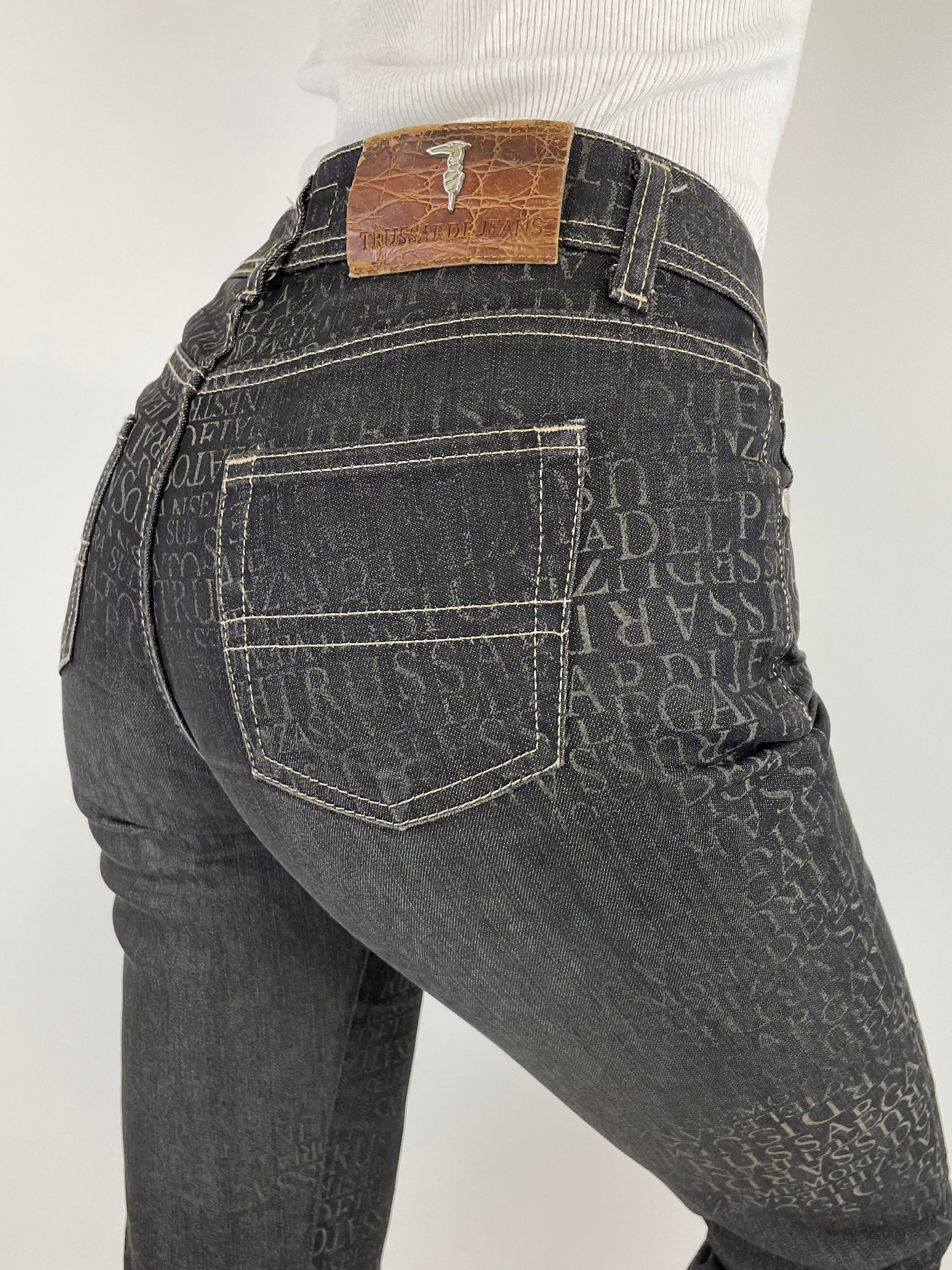 jeans-pinocchieto-con-logo-trussardi-colore-lavagna