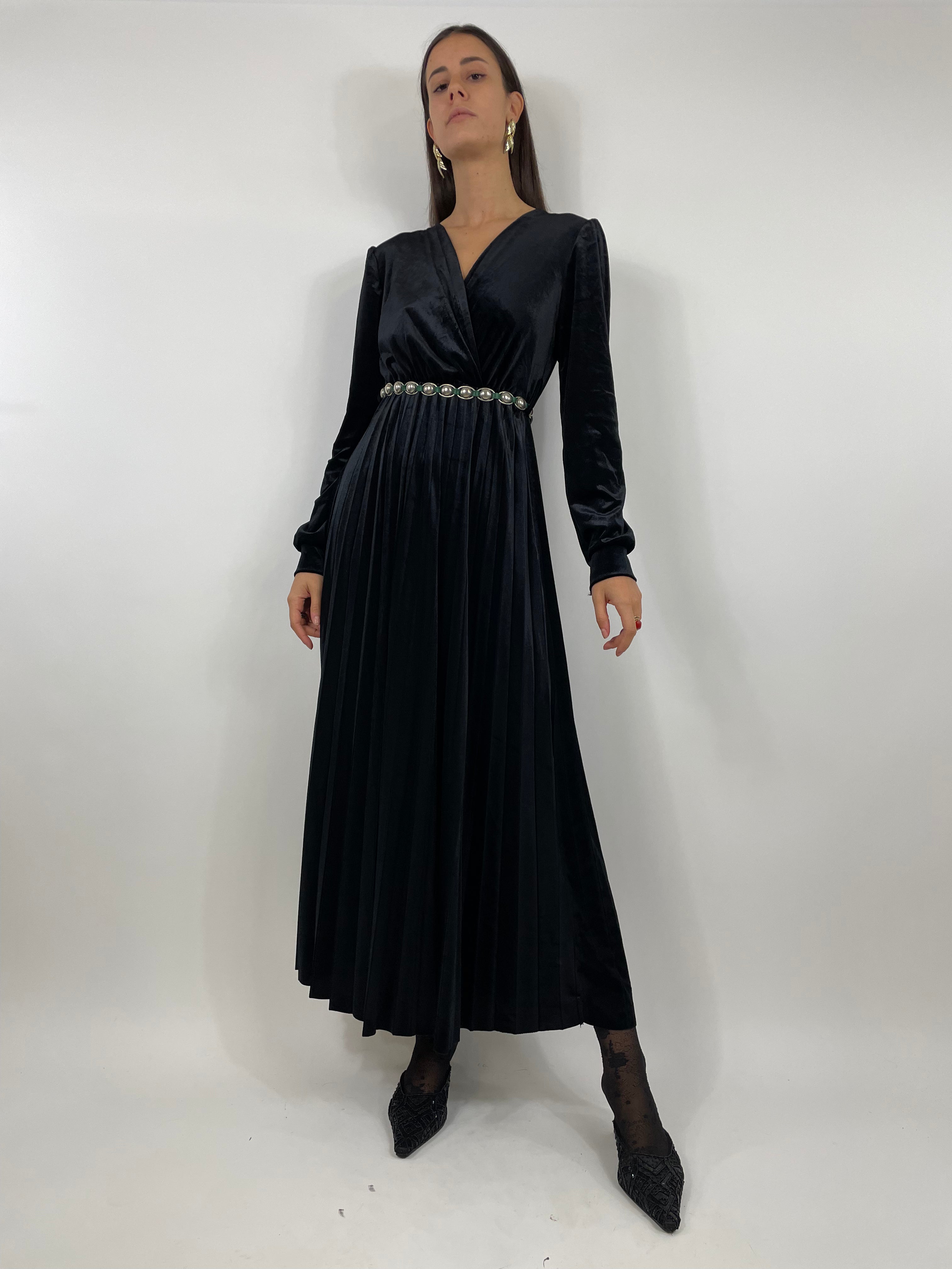 vestito-lungo-in-velluto-liscio-con-gonna-plissettata-colore-nero
