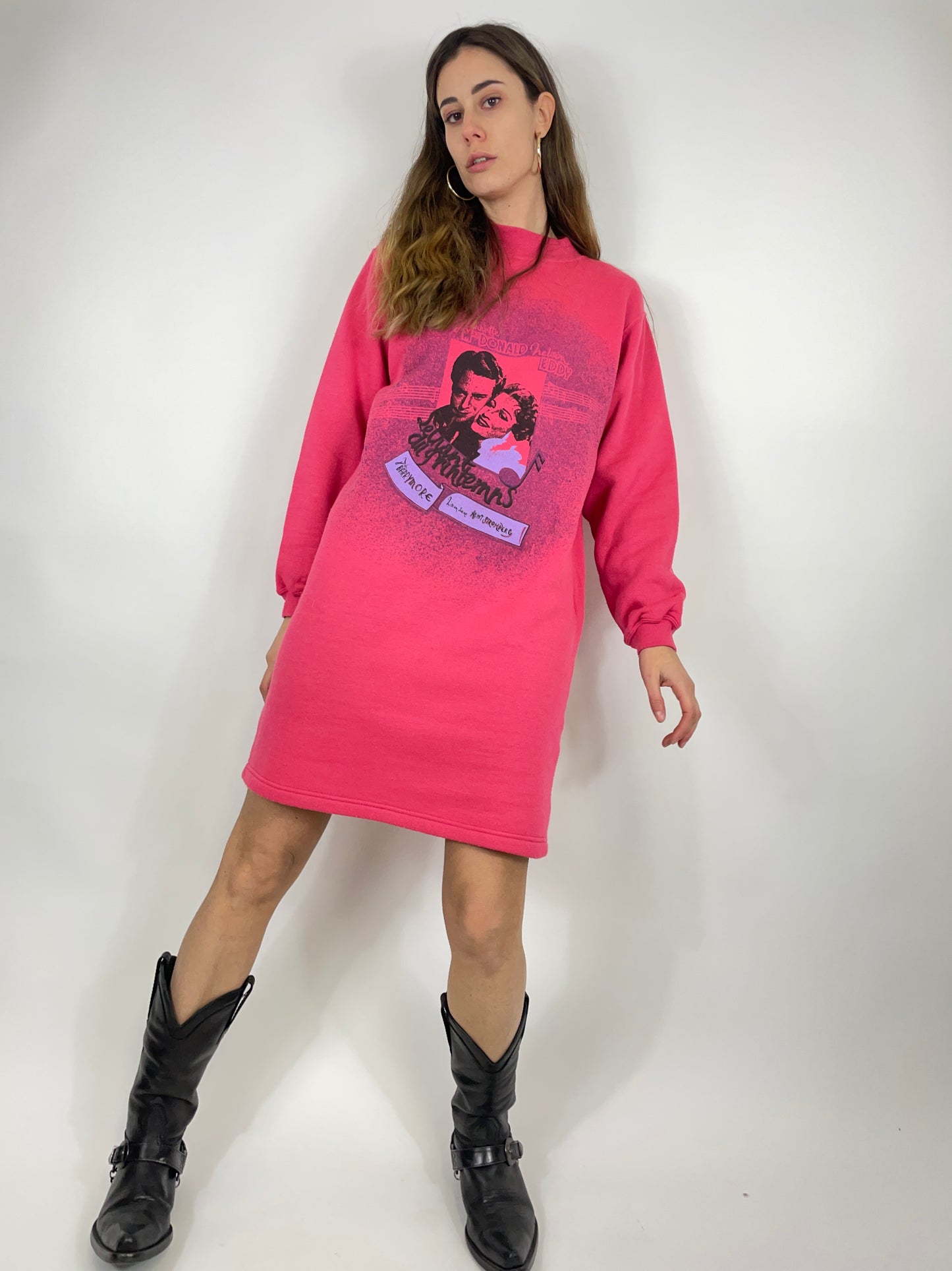 vestito-anni-80-colore-rosa-con-stampa-sul-davanti