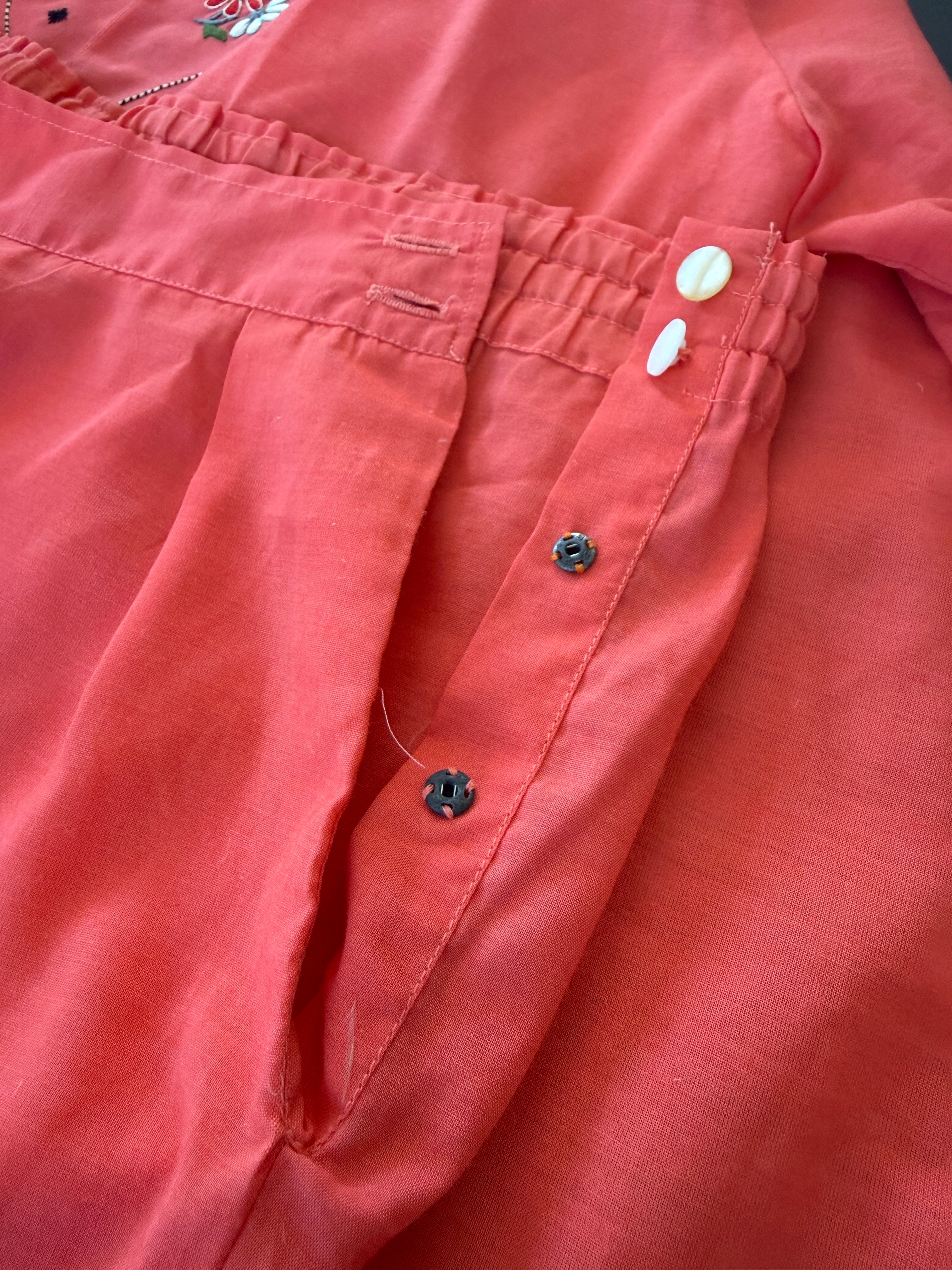 Completo ricamato con blusa e pantalone morbido