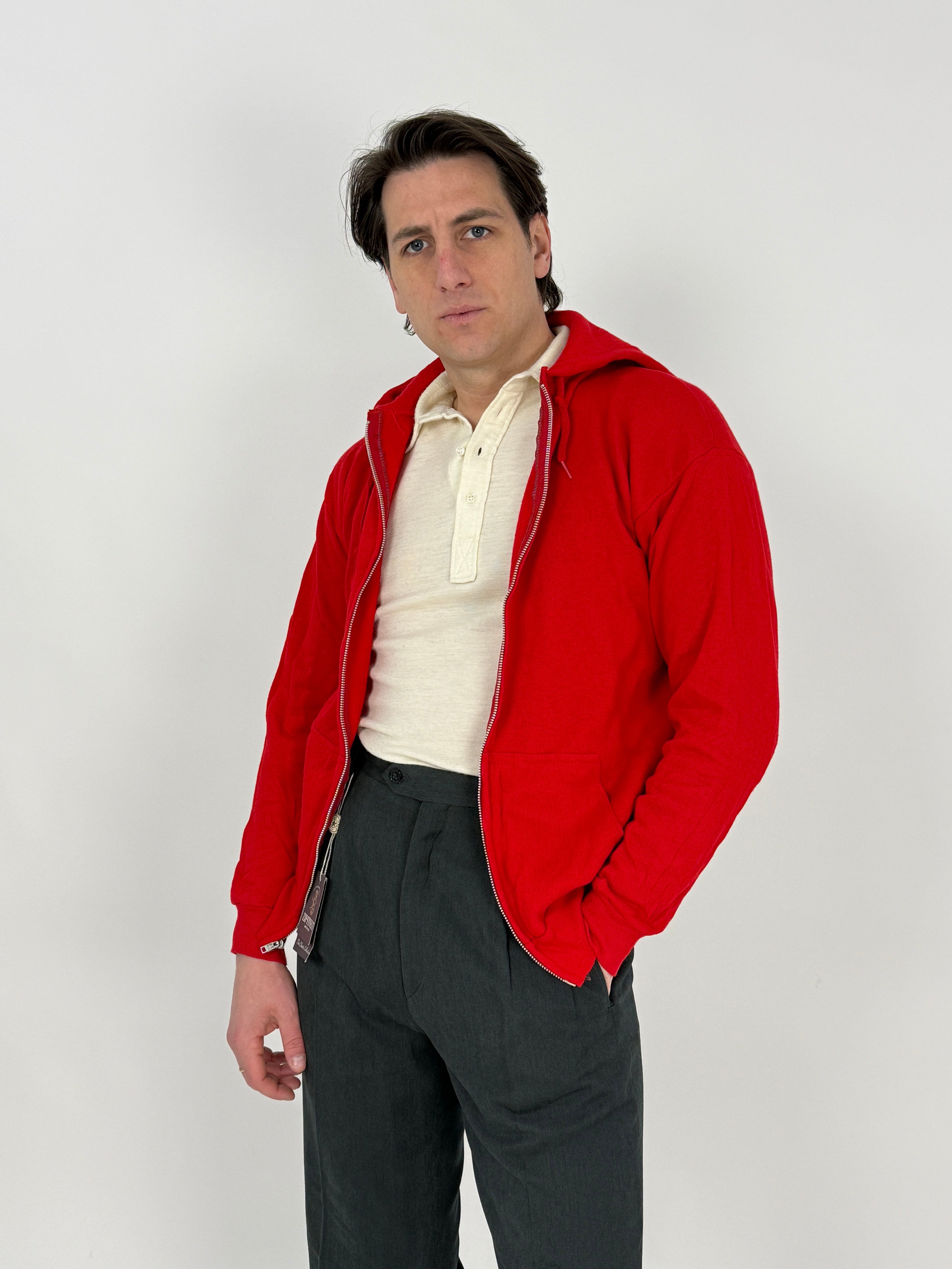 felpa rossa americana vintage anni '70 con zip in metallo e cappuccio indossata da uomo