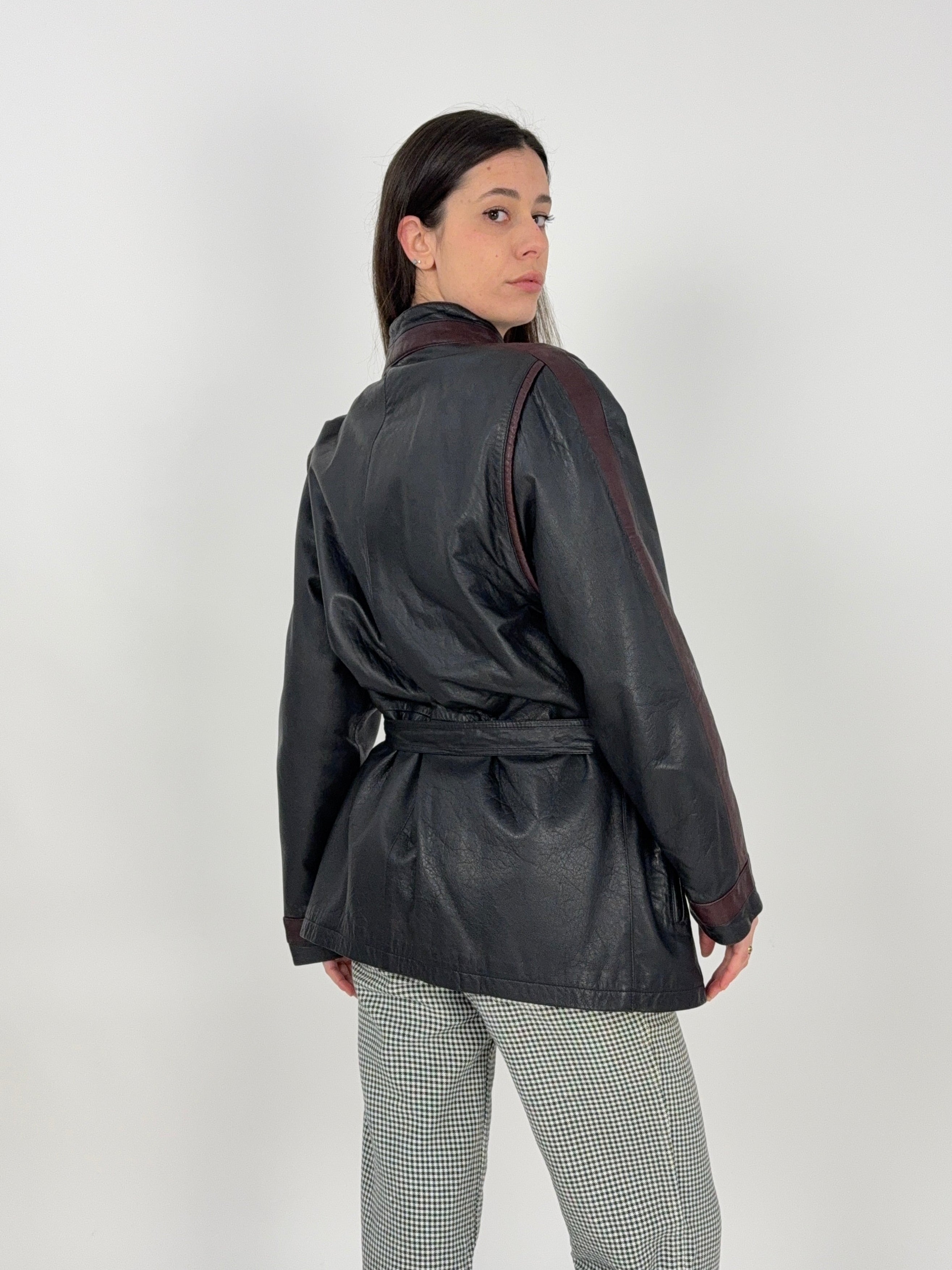 Giacca vintage in pelle nera con rifiniture prugna