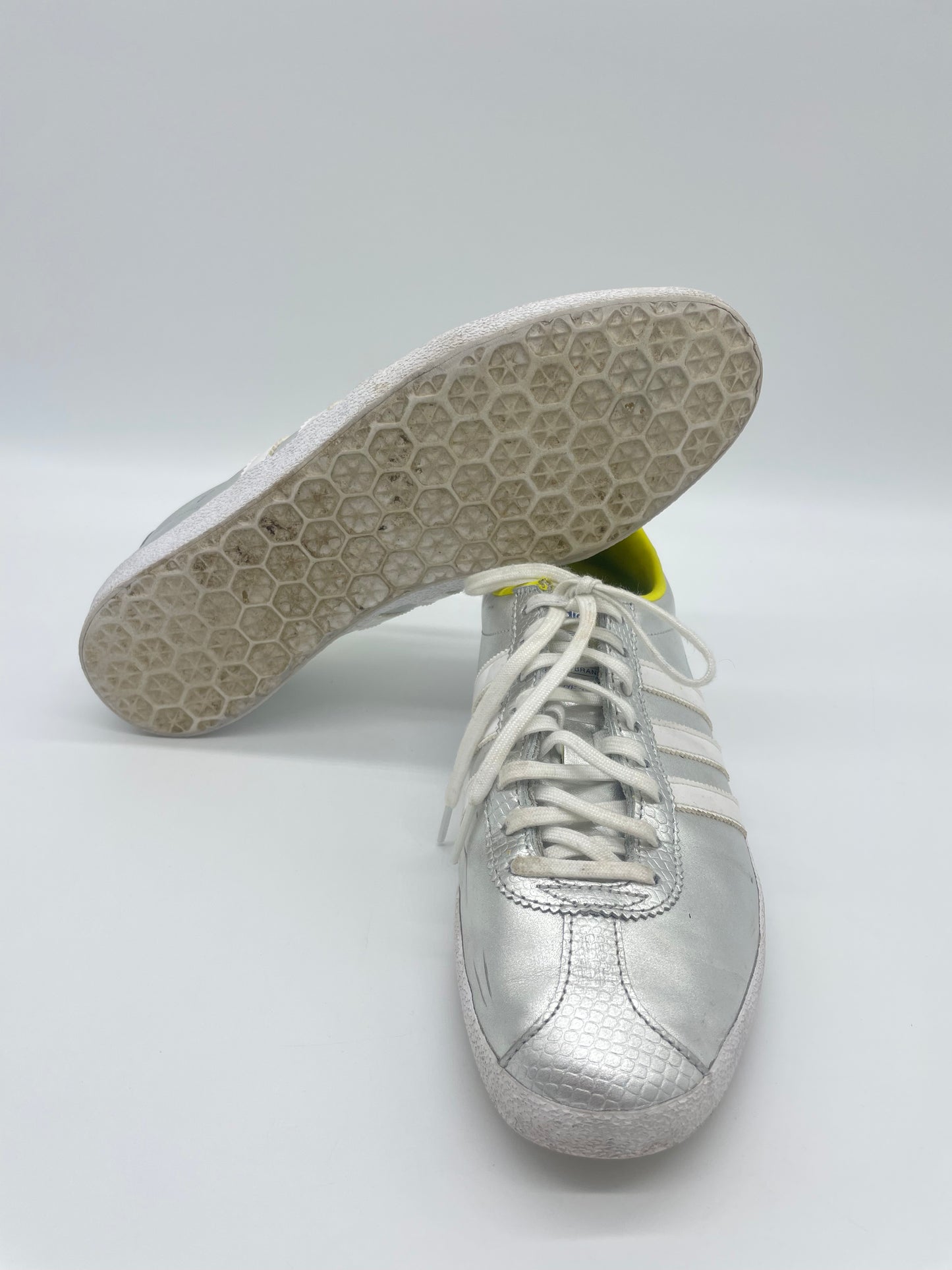 Adidas gazelle og donna top argento