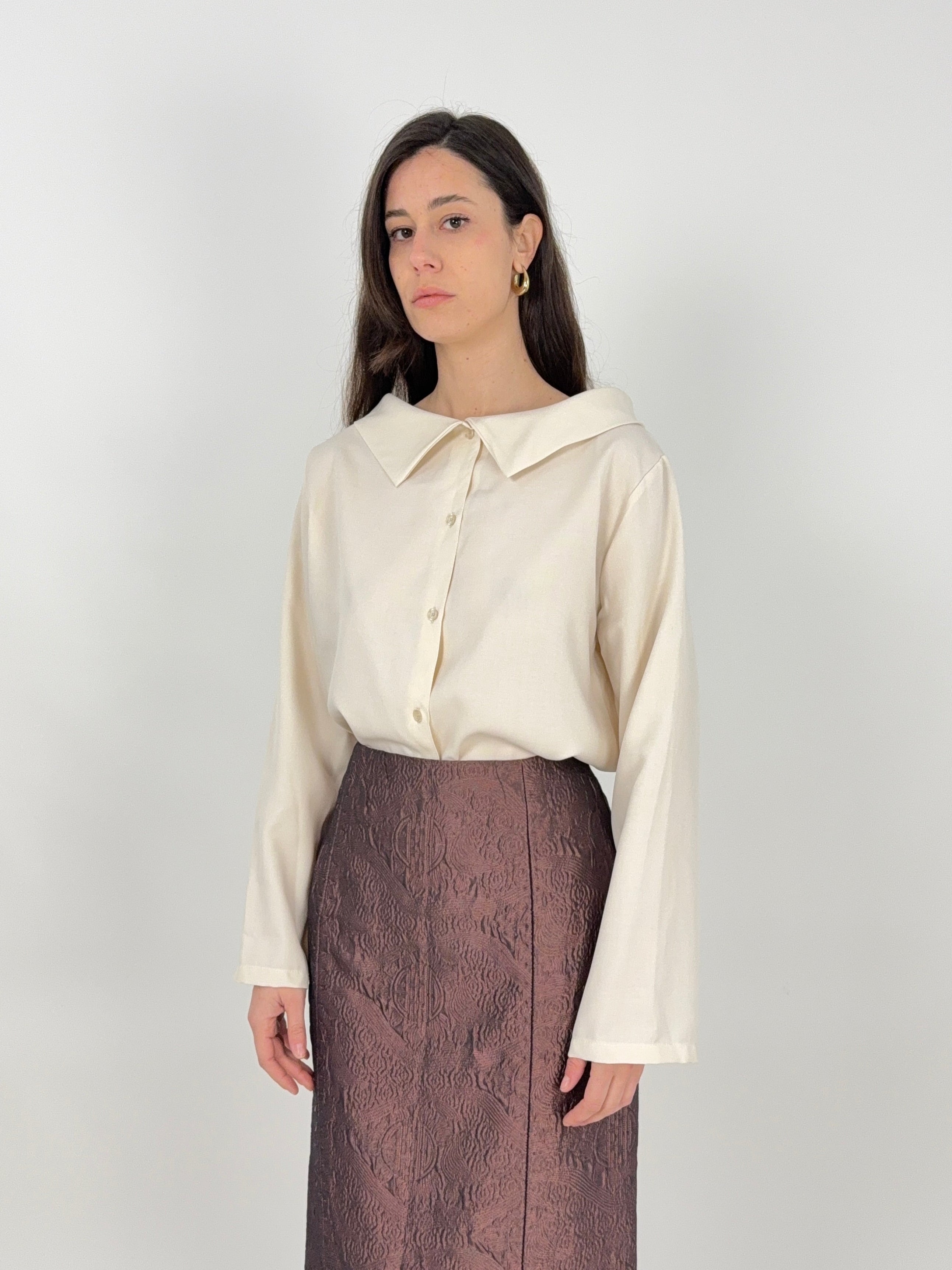 camicia sartoriale in cotone crema con scollo a barca da donna