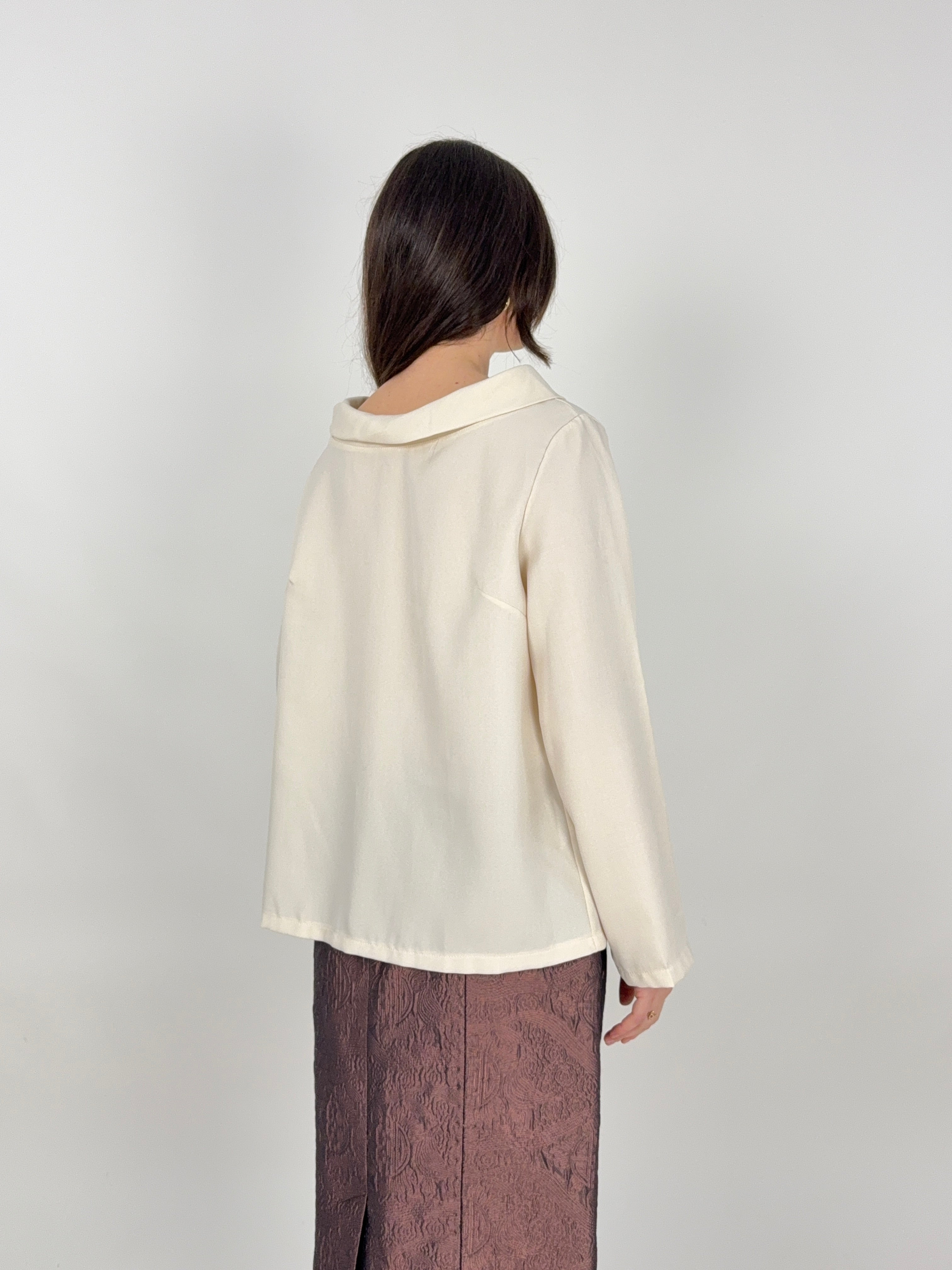 Camicia vintage color crema con scollo a barca strutturato