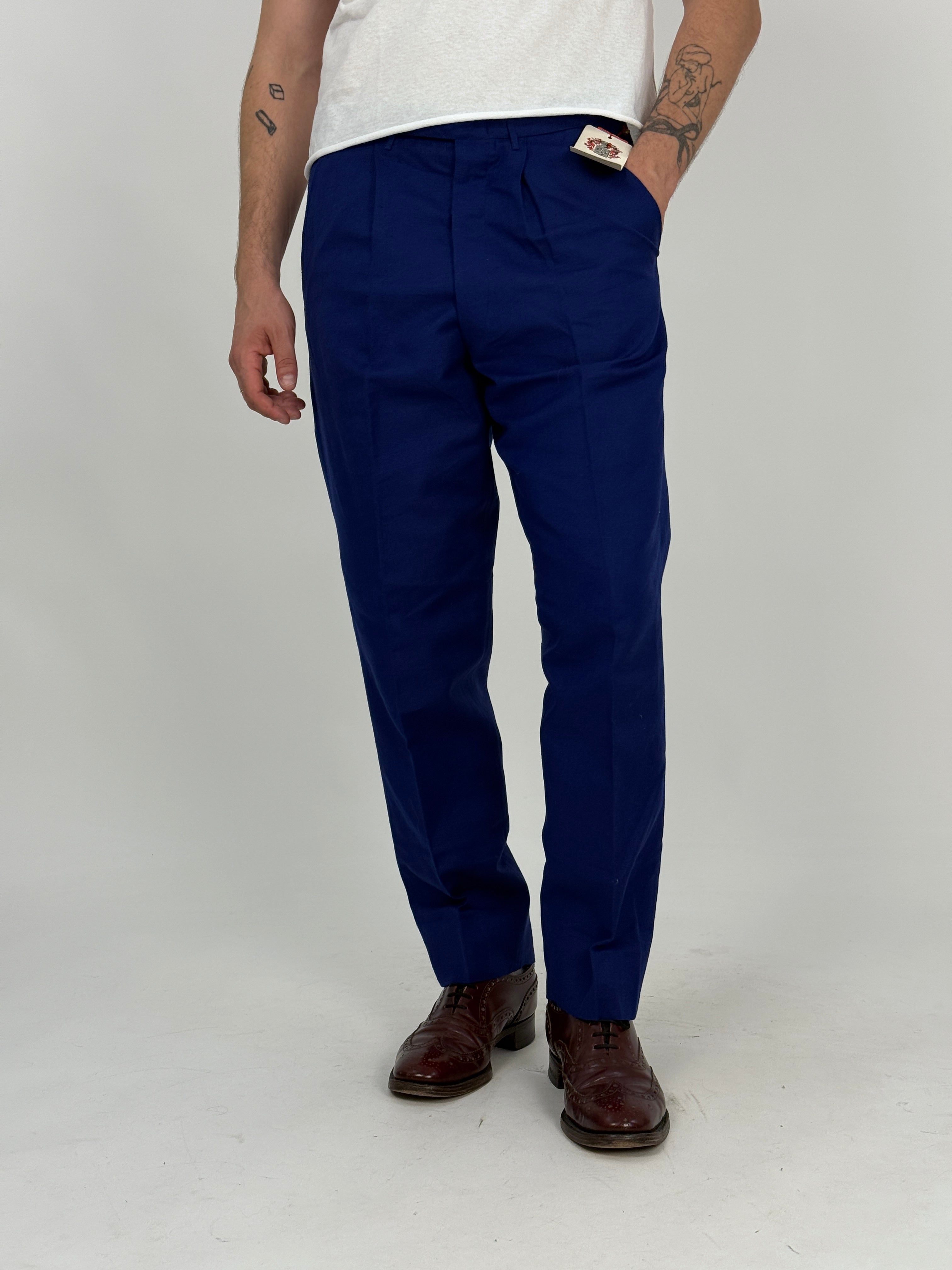 Pantaloni vintage deadstock blu cobalto pince vita alta - vista frontale indossati