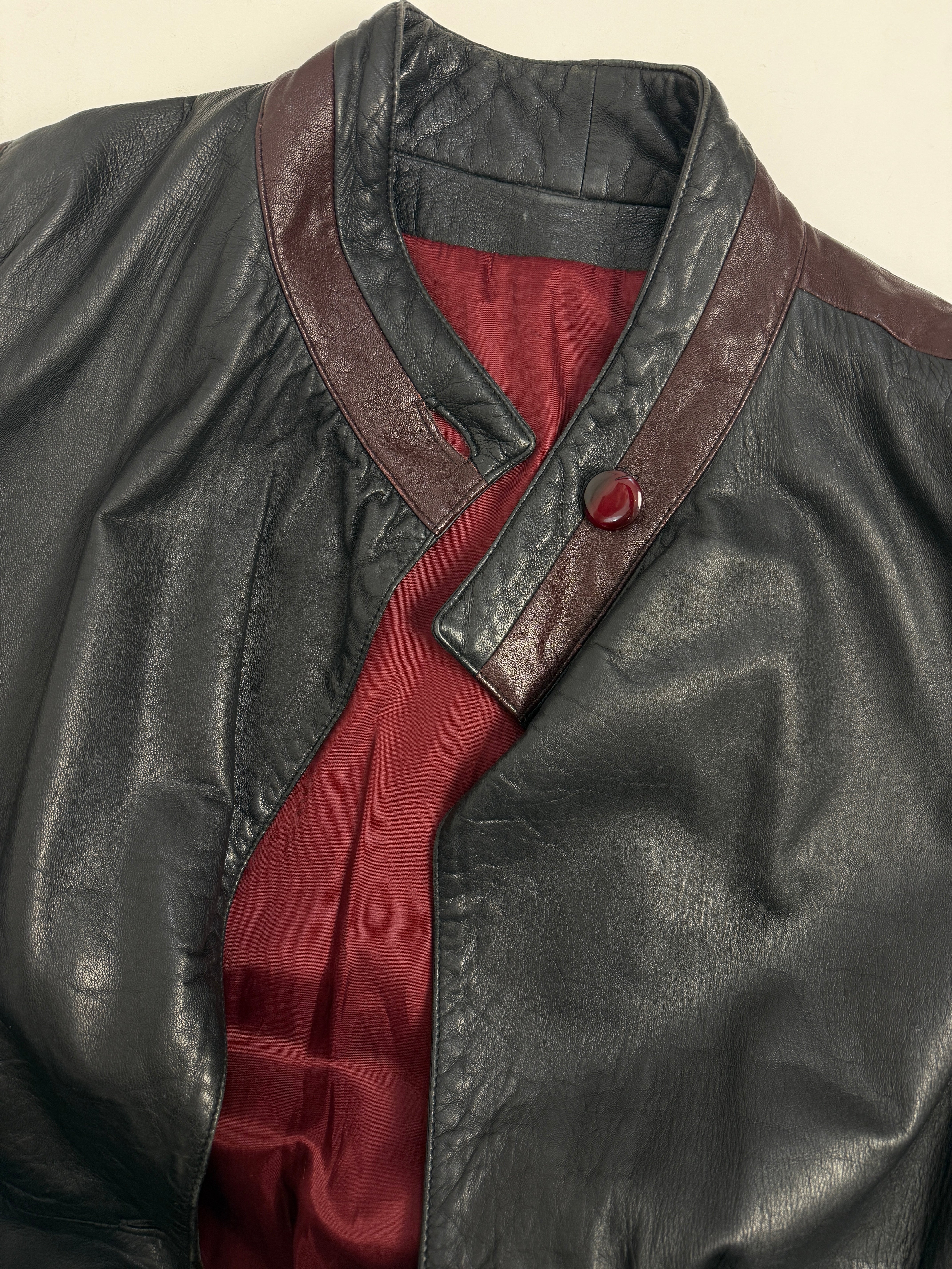 Giacca vintage in pelle nera con rifiniture prugna
