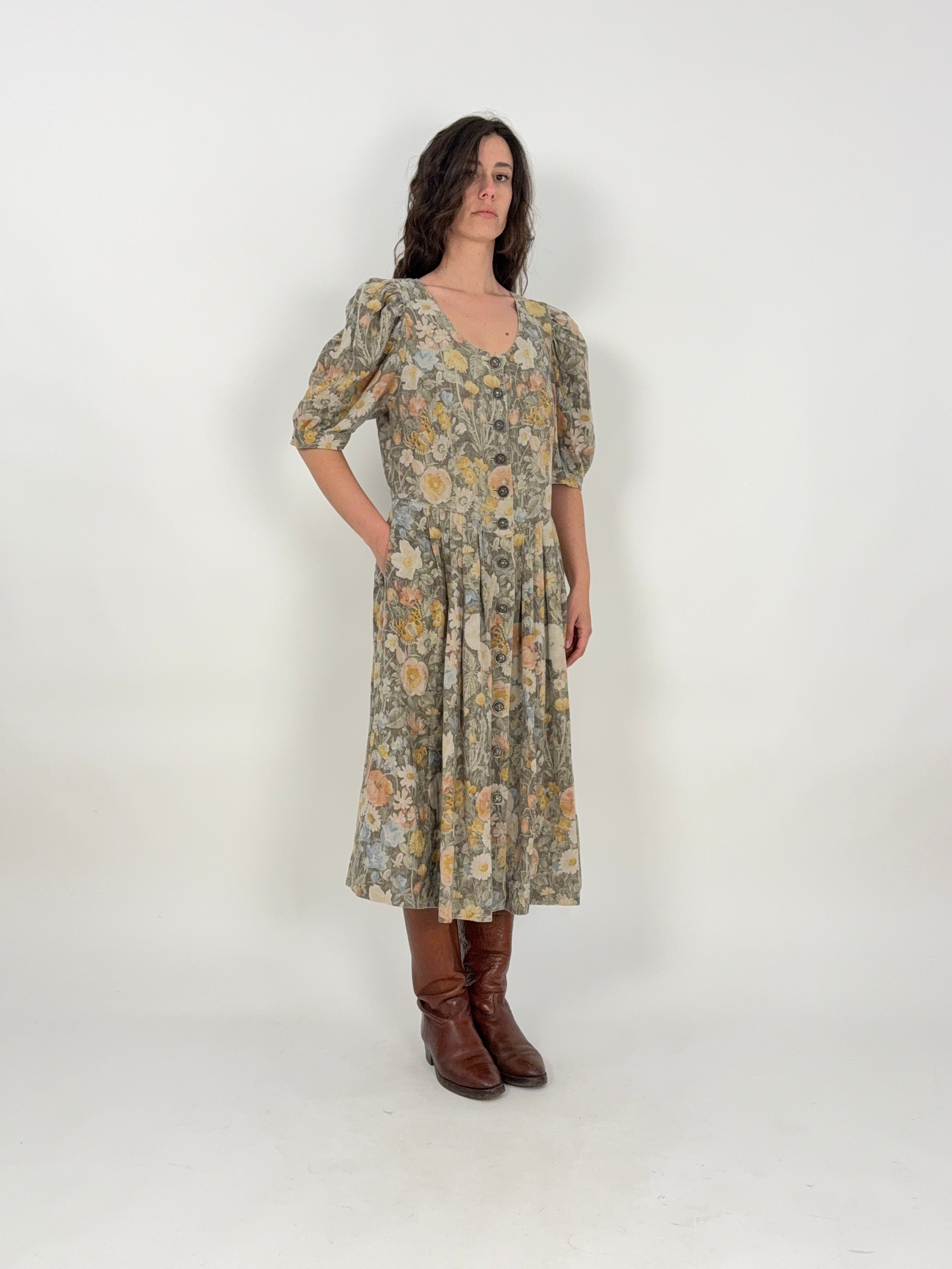 abito austriaco in lino floreale vintage