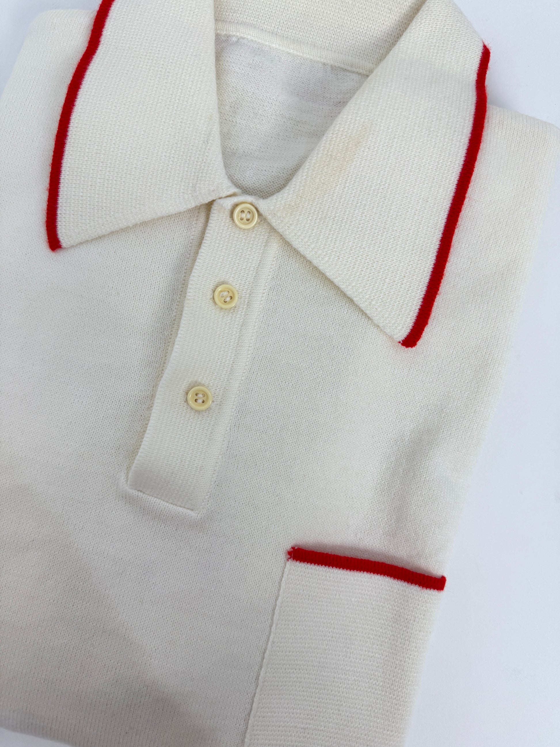 polo-in-maglia-anni-70-bianca-con-rifiniture-rosse