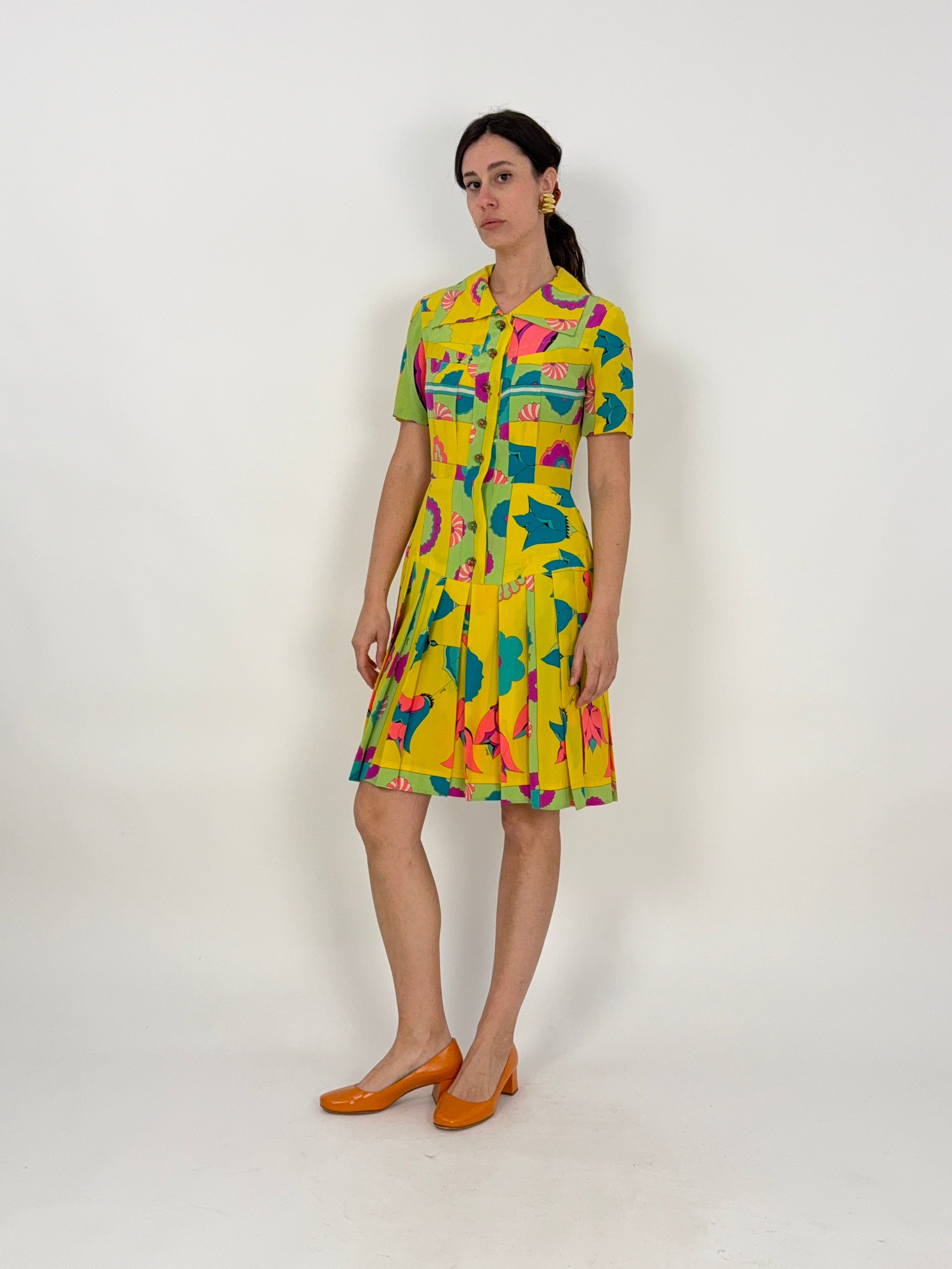 abito corto averrdo bessi anni '70 fantasia geomatrica con fondo giallo