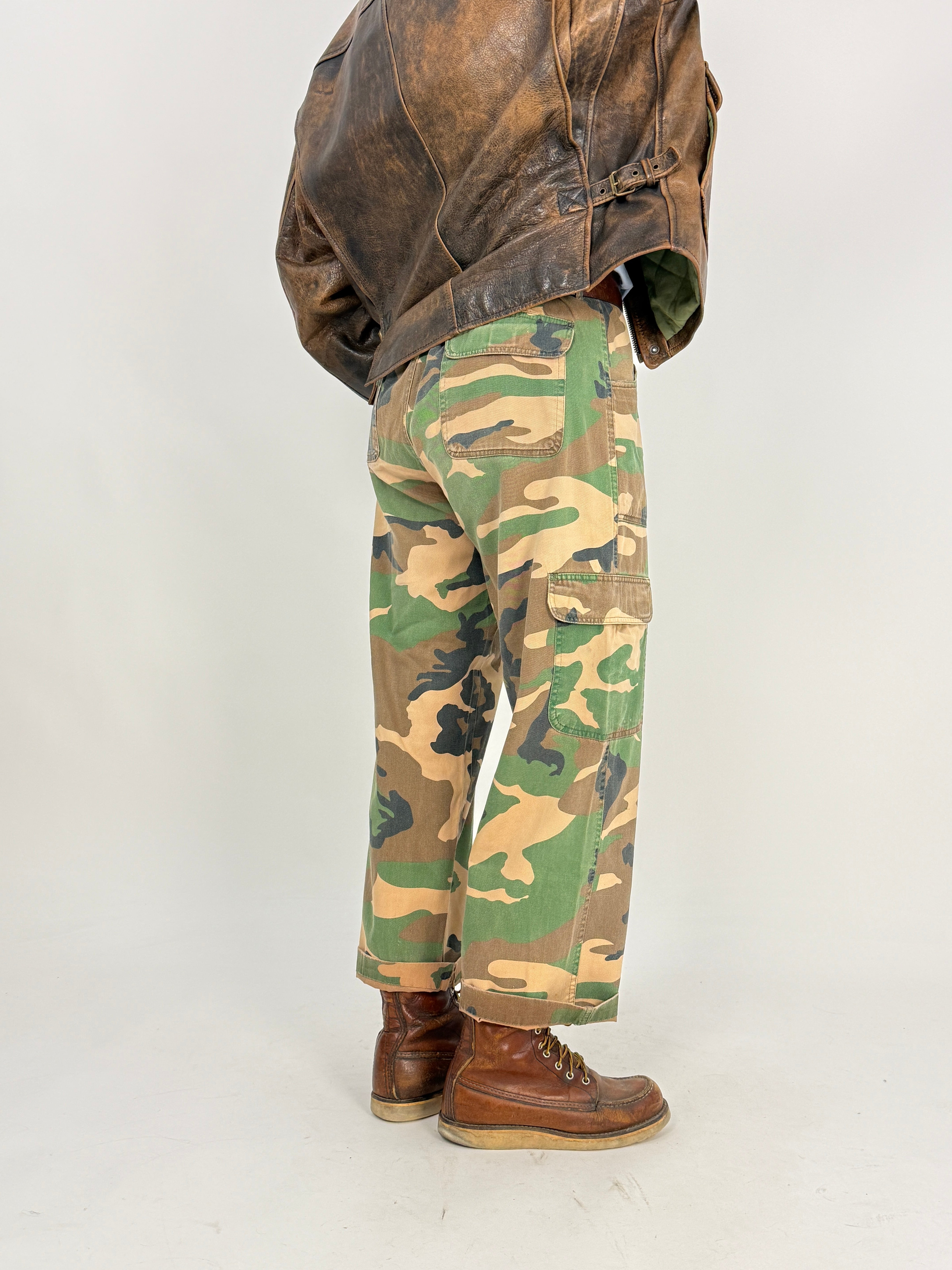 Pantalone cargo woodland camouflage fatigue vintage - vista posteriore/laterale