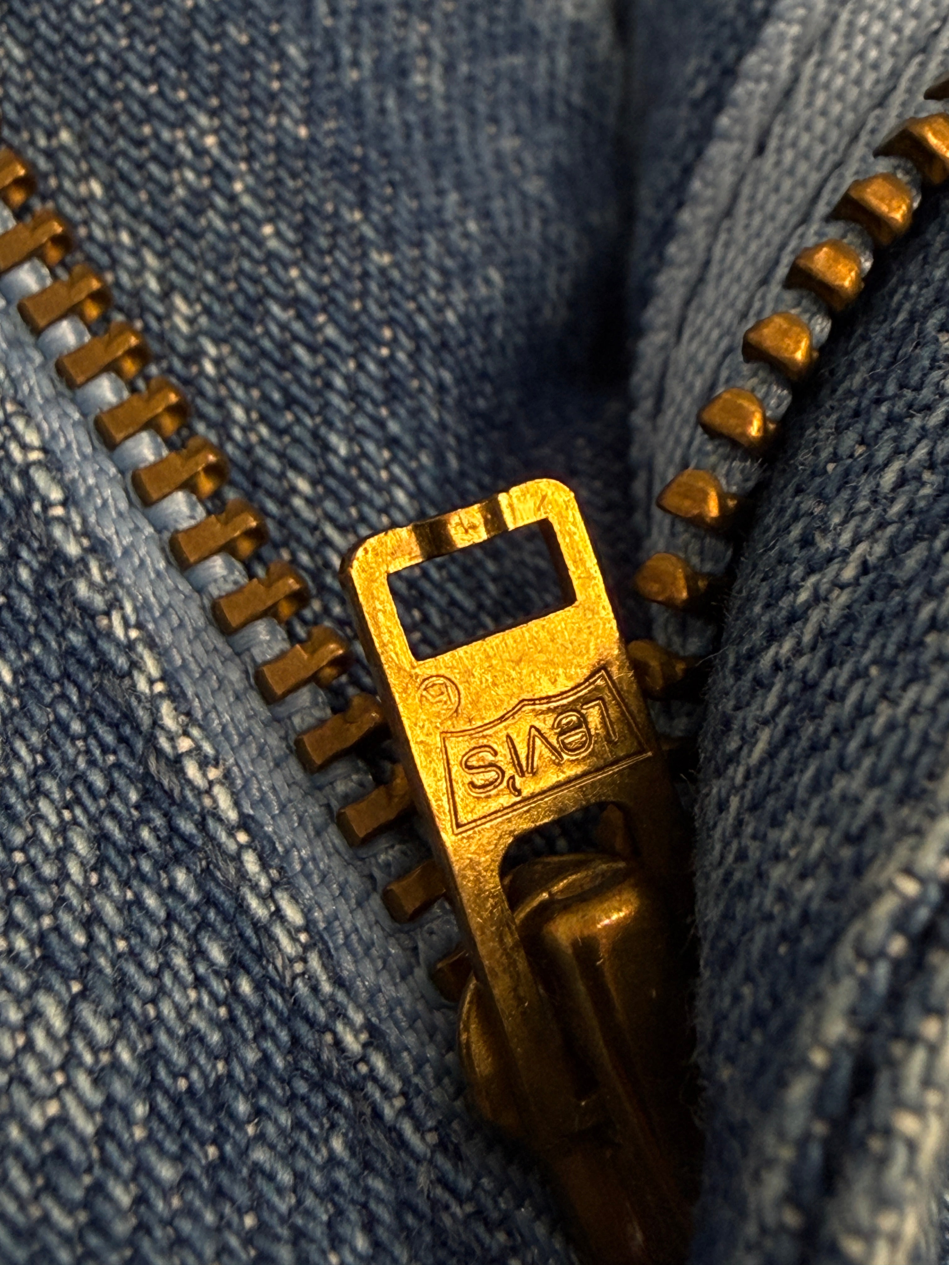 Jeans vintage Levi's Black Tab - dettaglio zip ottone con cursore Levi's inciso
