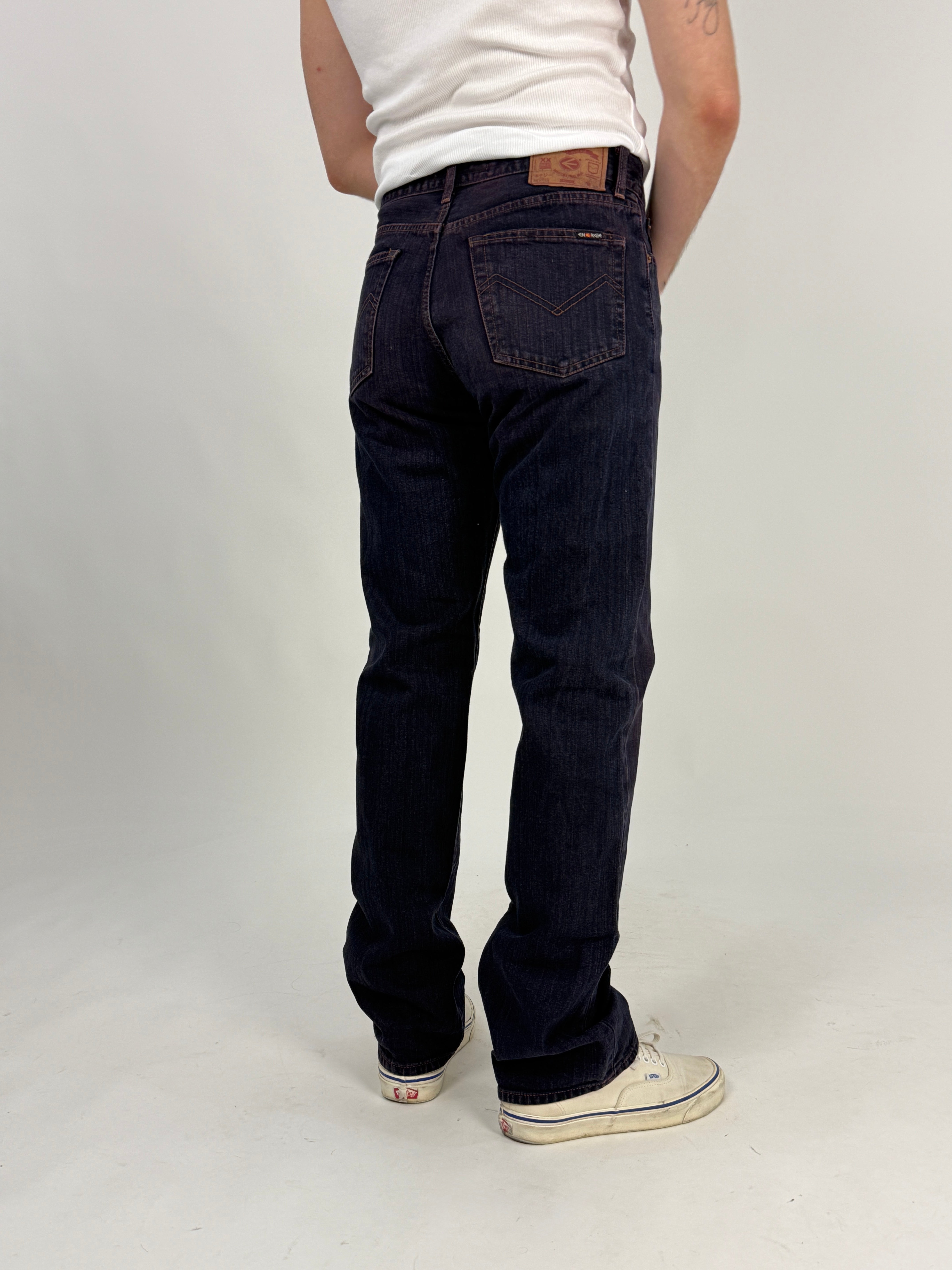 Jeans vintage Energie dark rinse W32 - vista posteriore modello con patch cuoio