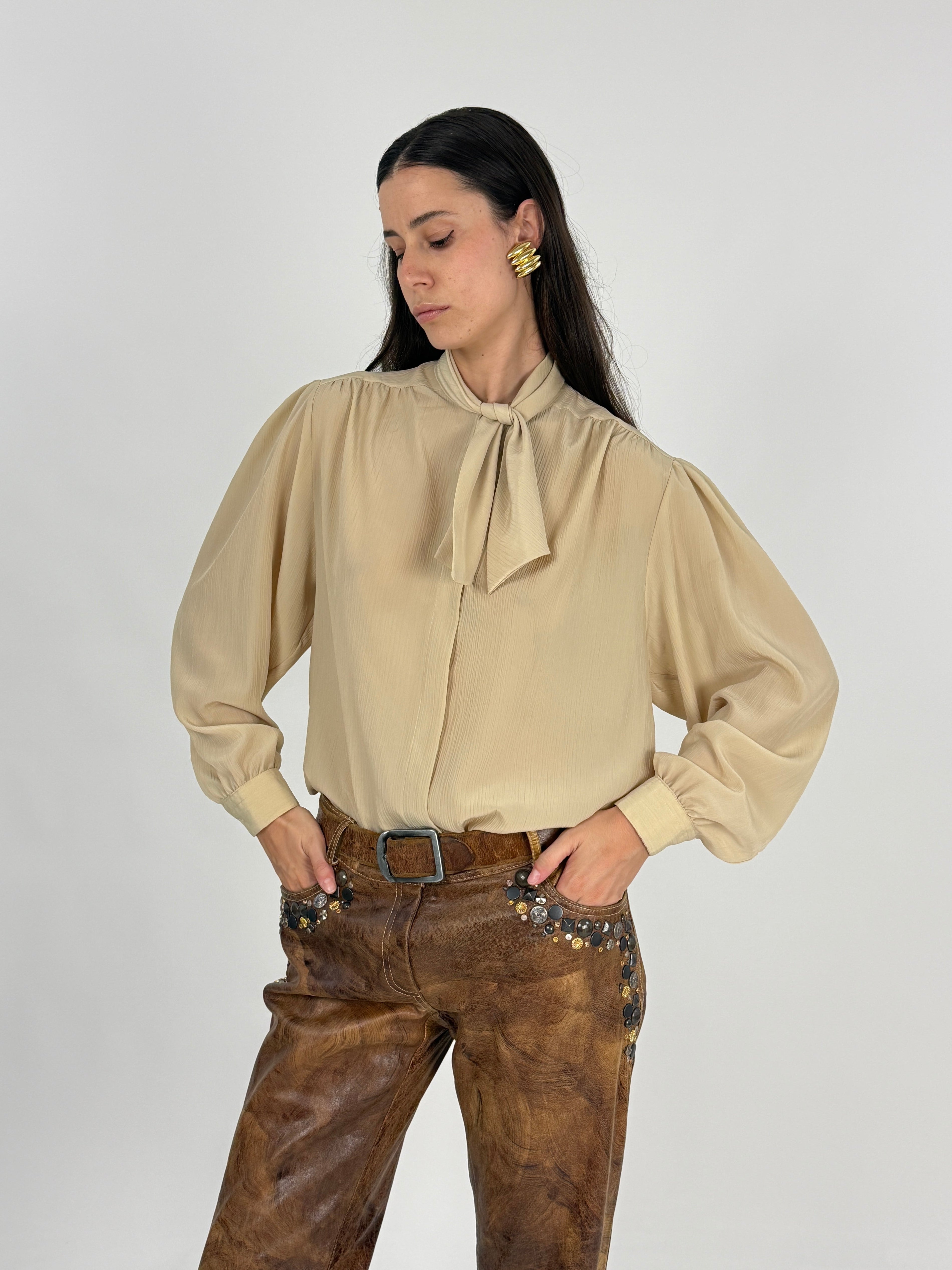 Camicia vintage Primavera Firenze lavallière beige - vista frontale modella