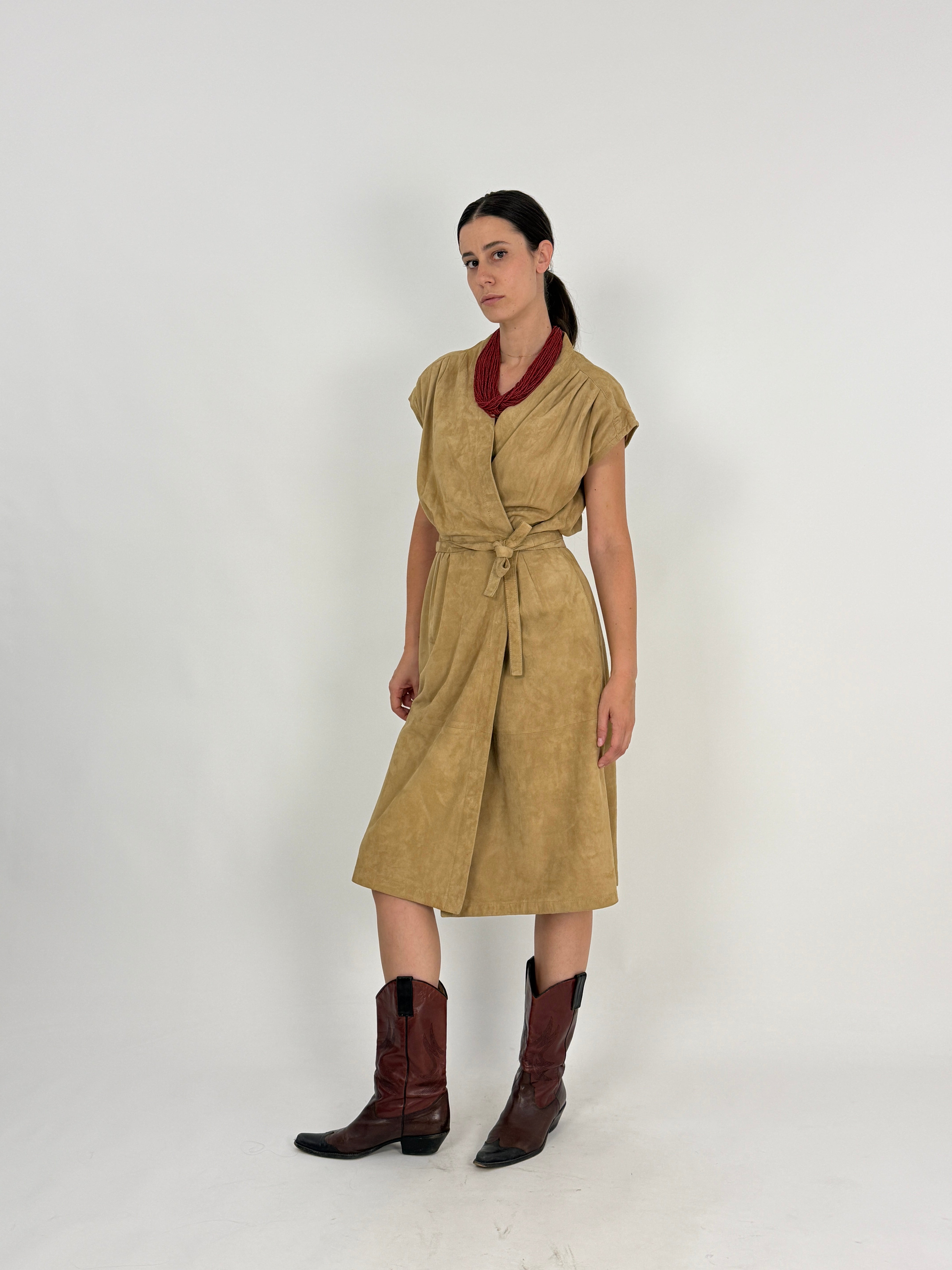 Abito vintage Baren's suede cammello - vista posteriore modella