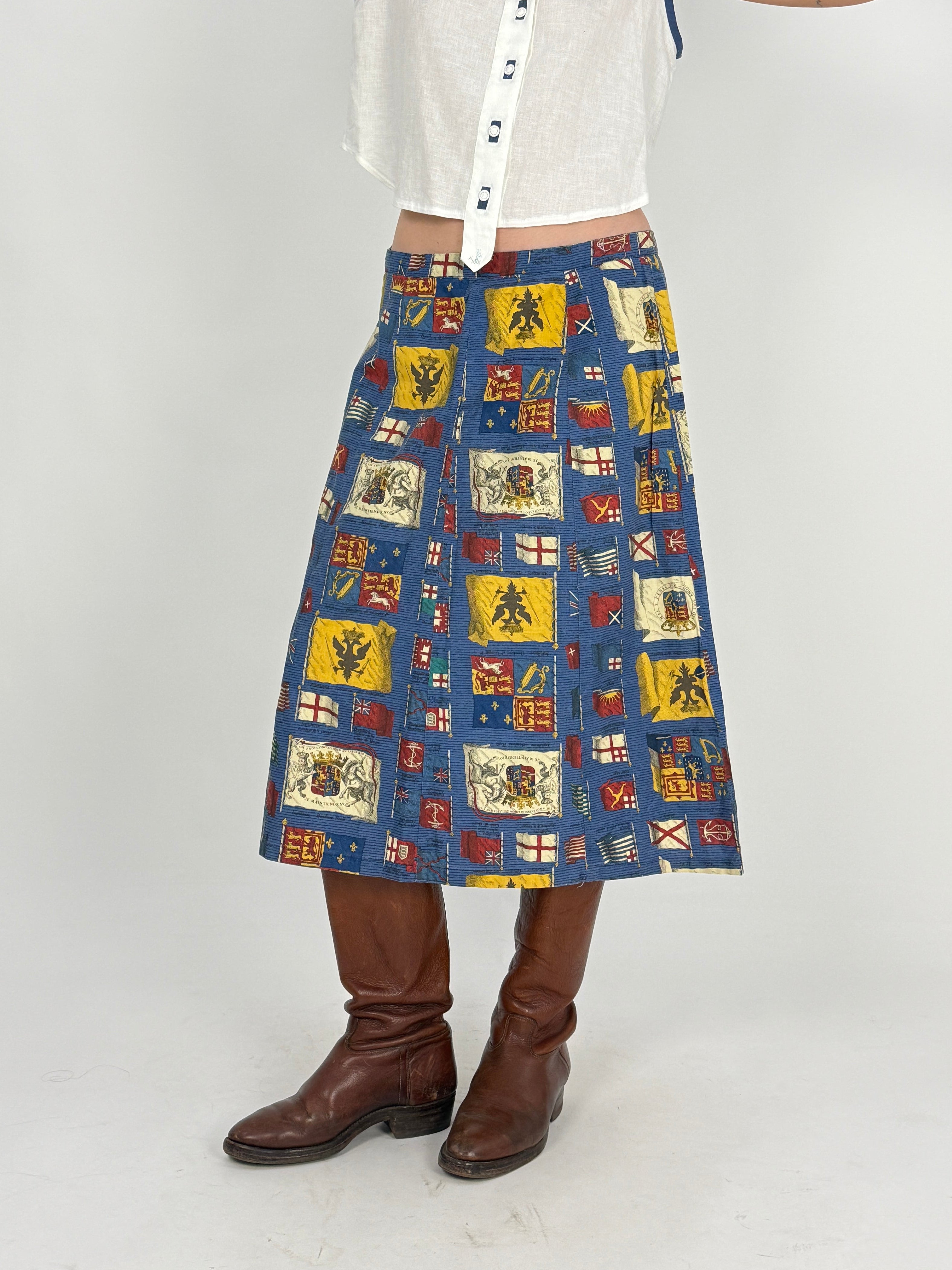 Gonna vintage midi a-line stampa araldica bandiere blu navy - vista frontale modella