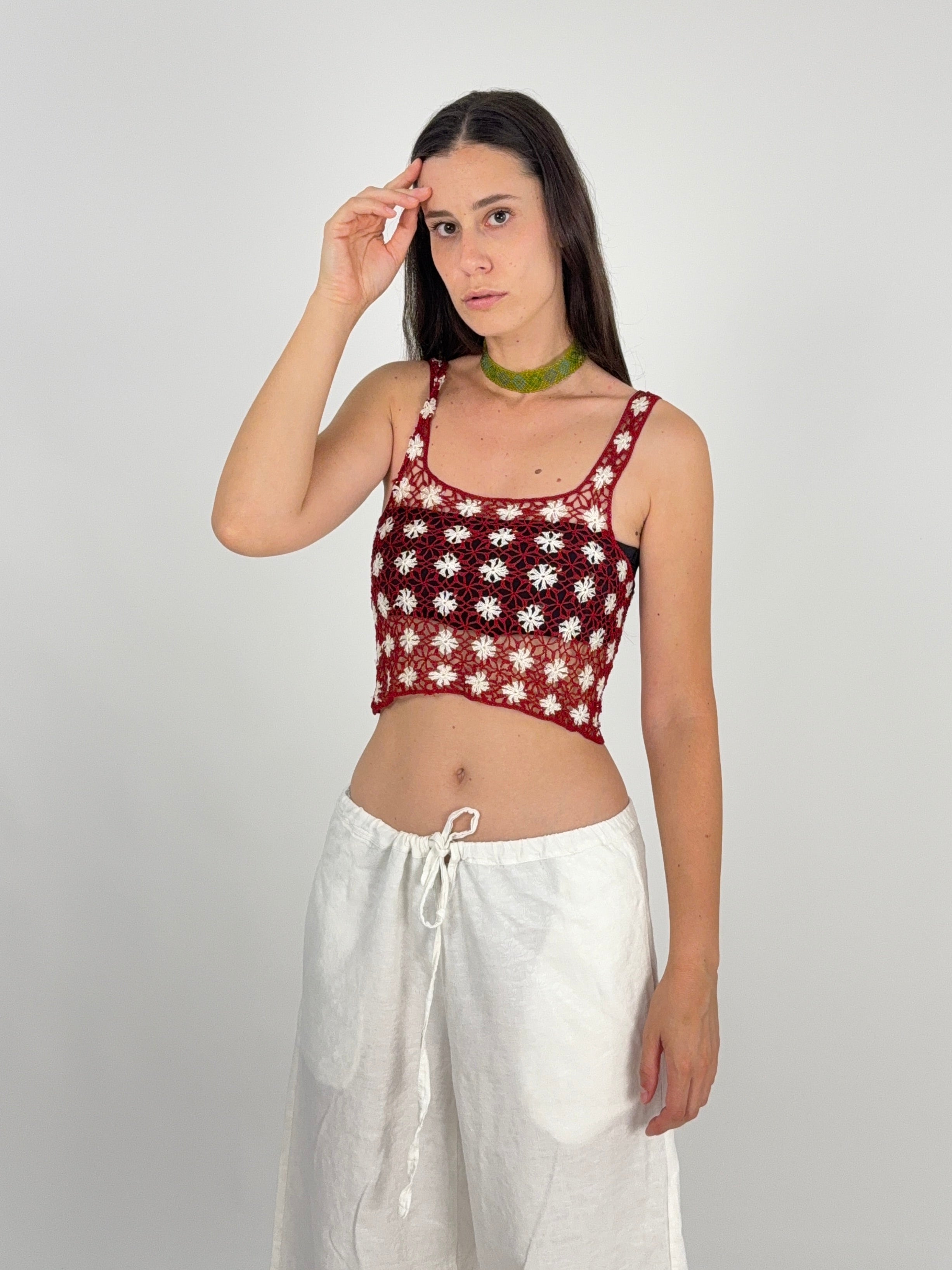 Crop top crochet traforato bordeaux - vista frontale modella