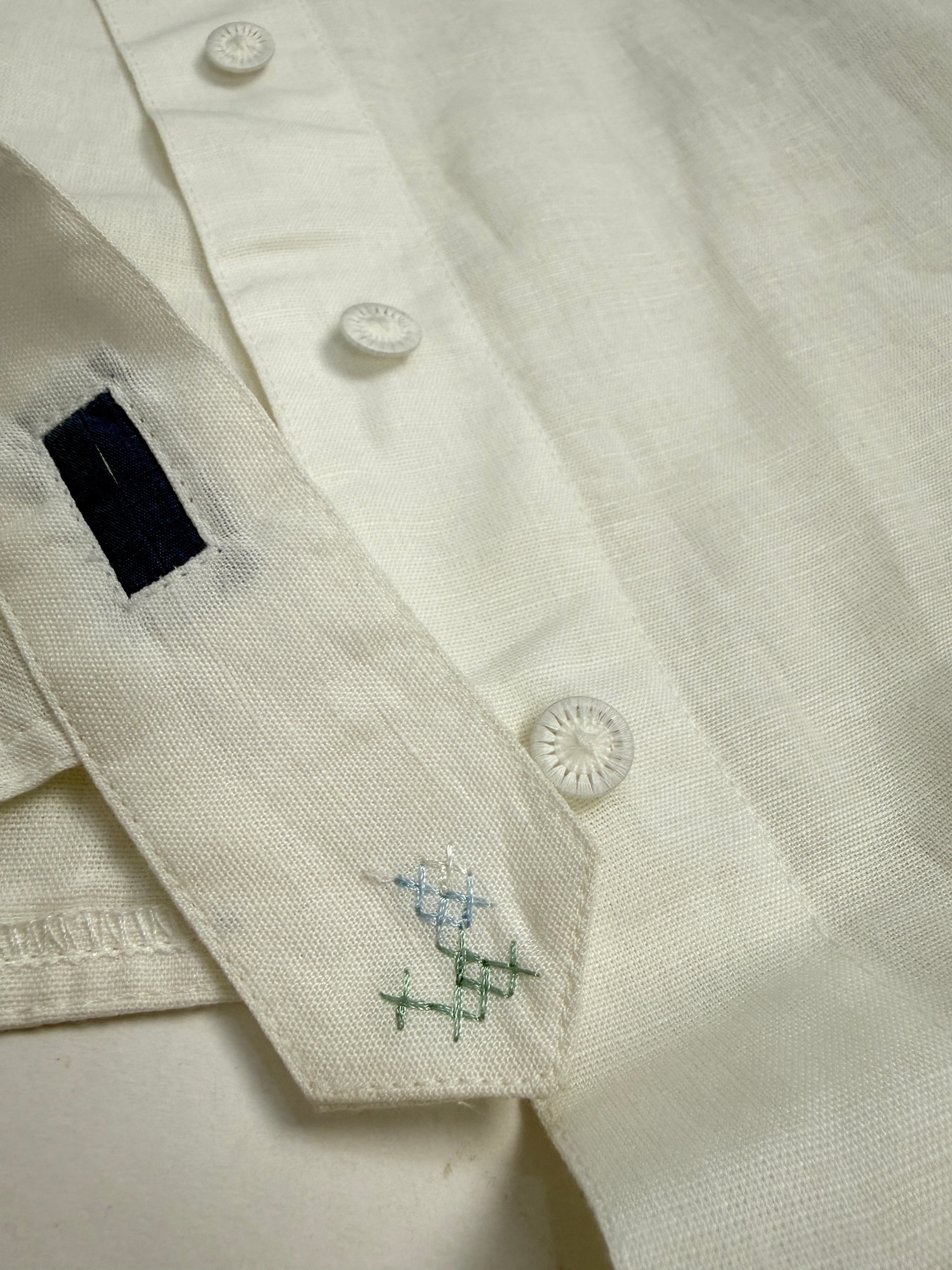 Gilet Giesswein - dettaglio bottoni rivestiti e ricamo patta