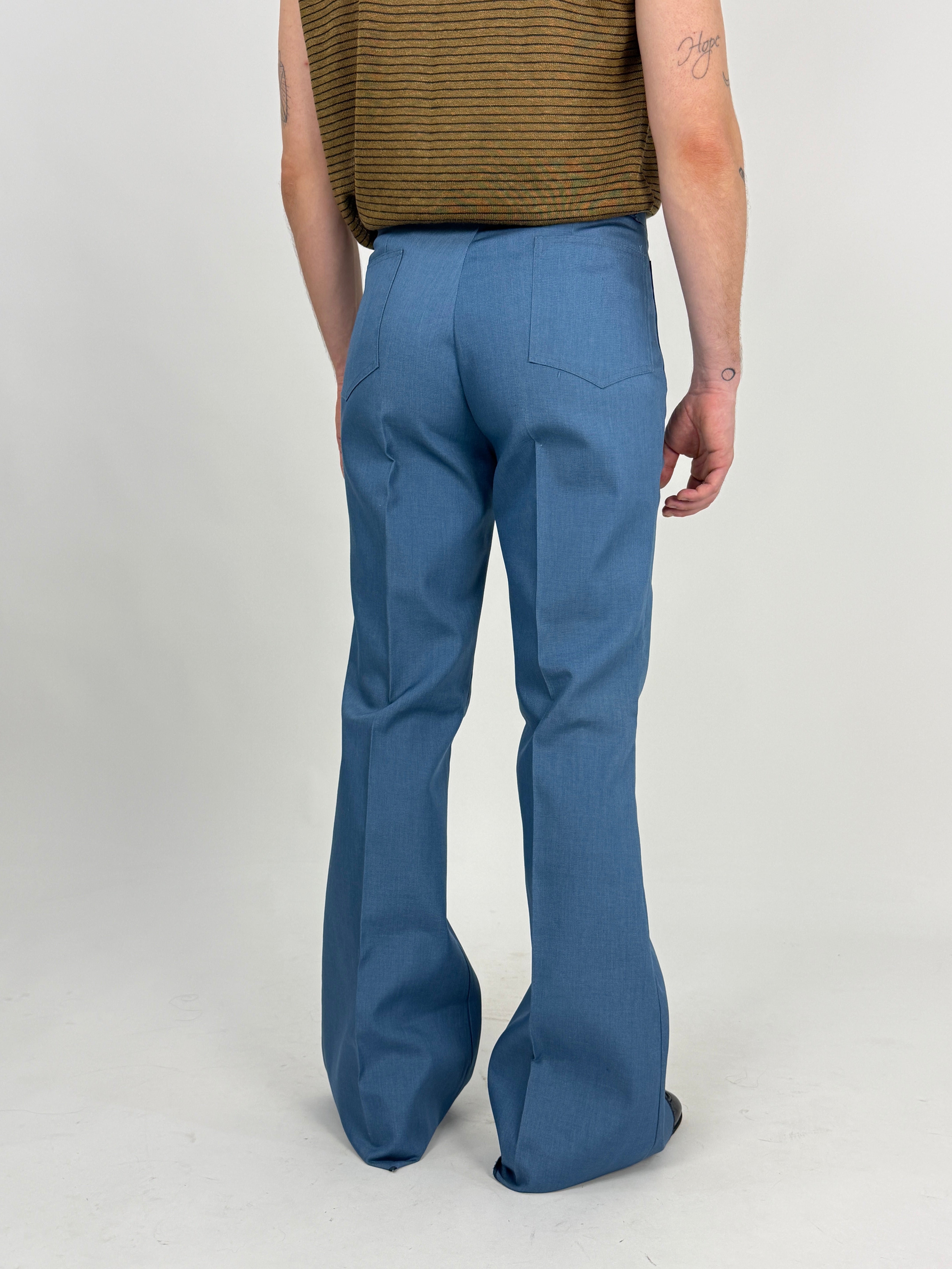 Pantaloni a zampa vintage deadstock anni '70 celeste polvere - vista posteriore modello