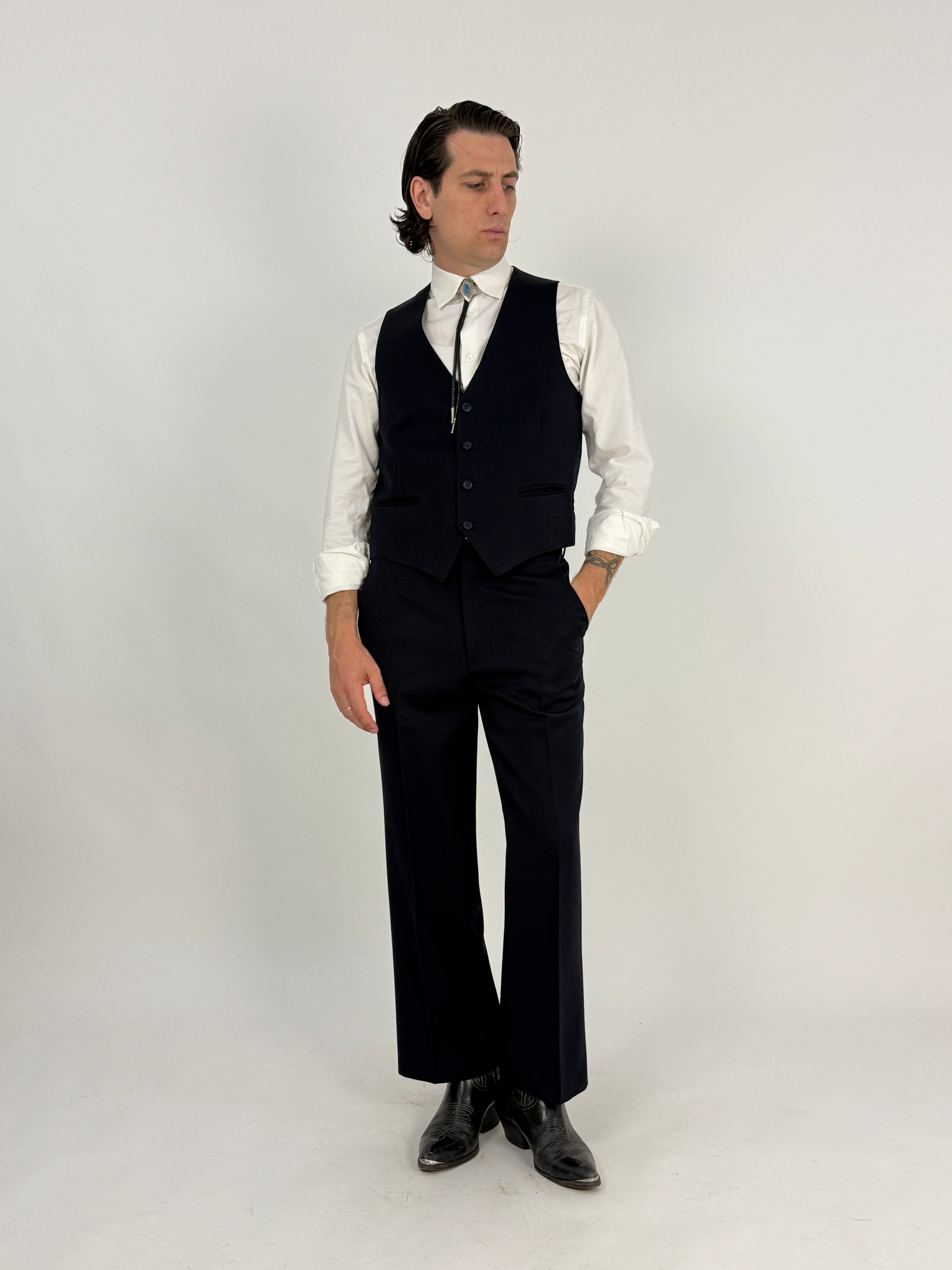Completo due pezzi vintage anni '70 gilè e pantalone nero - modello vista frontale