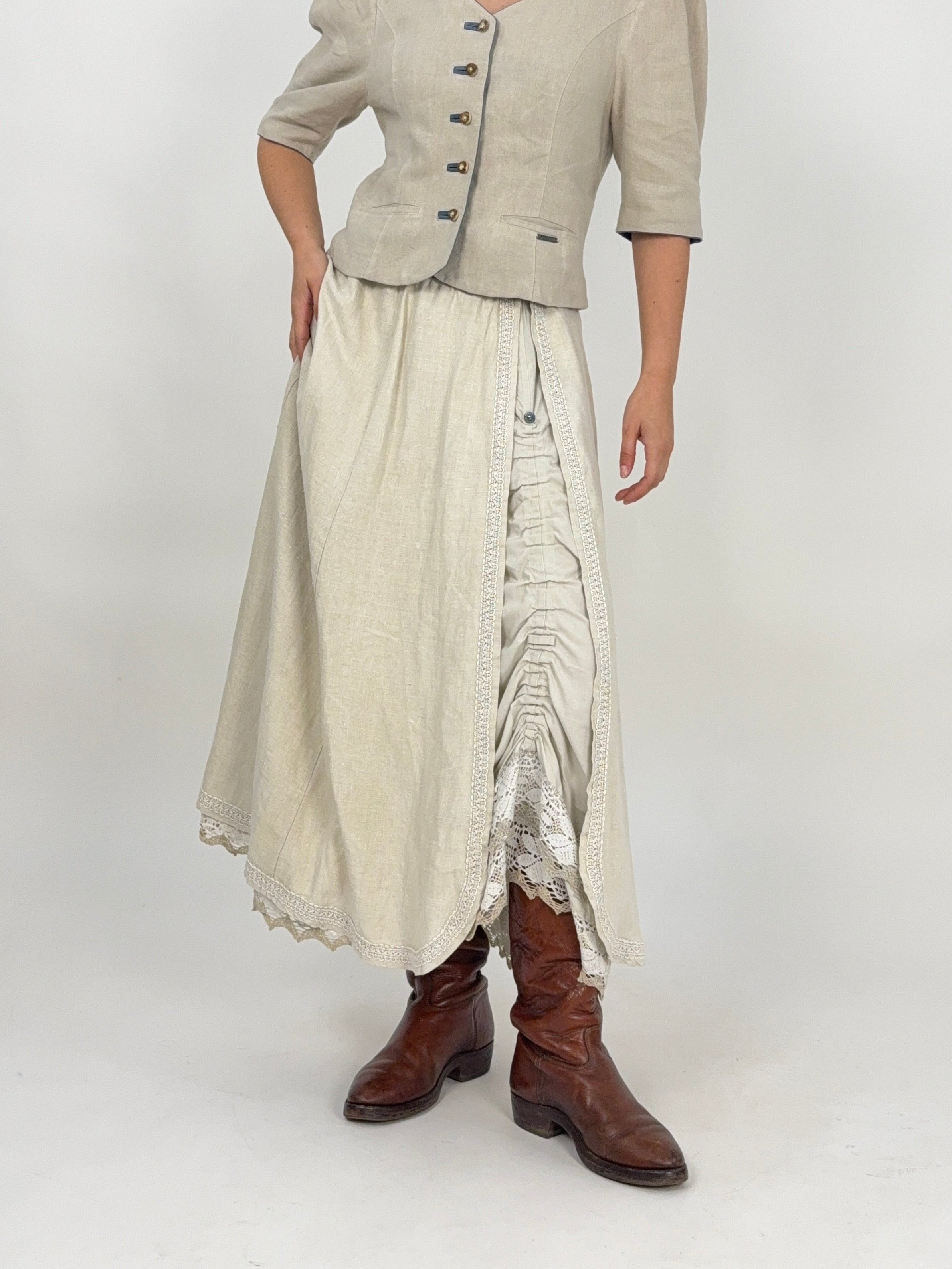 gonna tirolese vintage in lino beige con ricami sui bordi e arricciatura con spacco