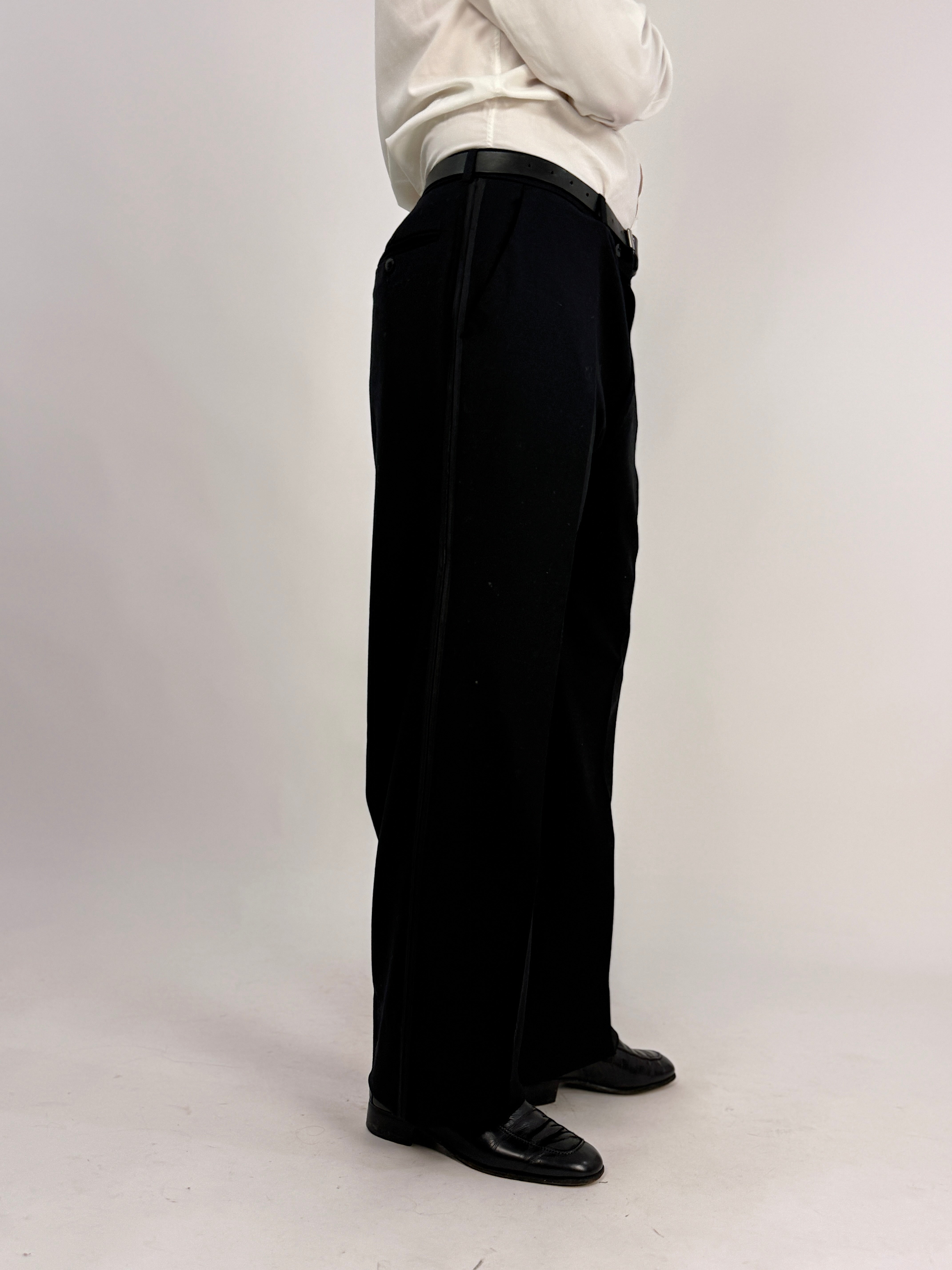 Smoking Vintage TEX Italy Arezzo Anni 80 - vista laterale pantalone wide leg con gallone in raso nero sulla gamba e piega anteriore marcata