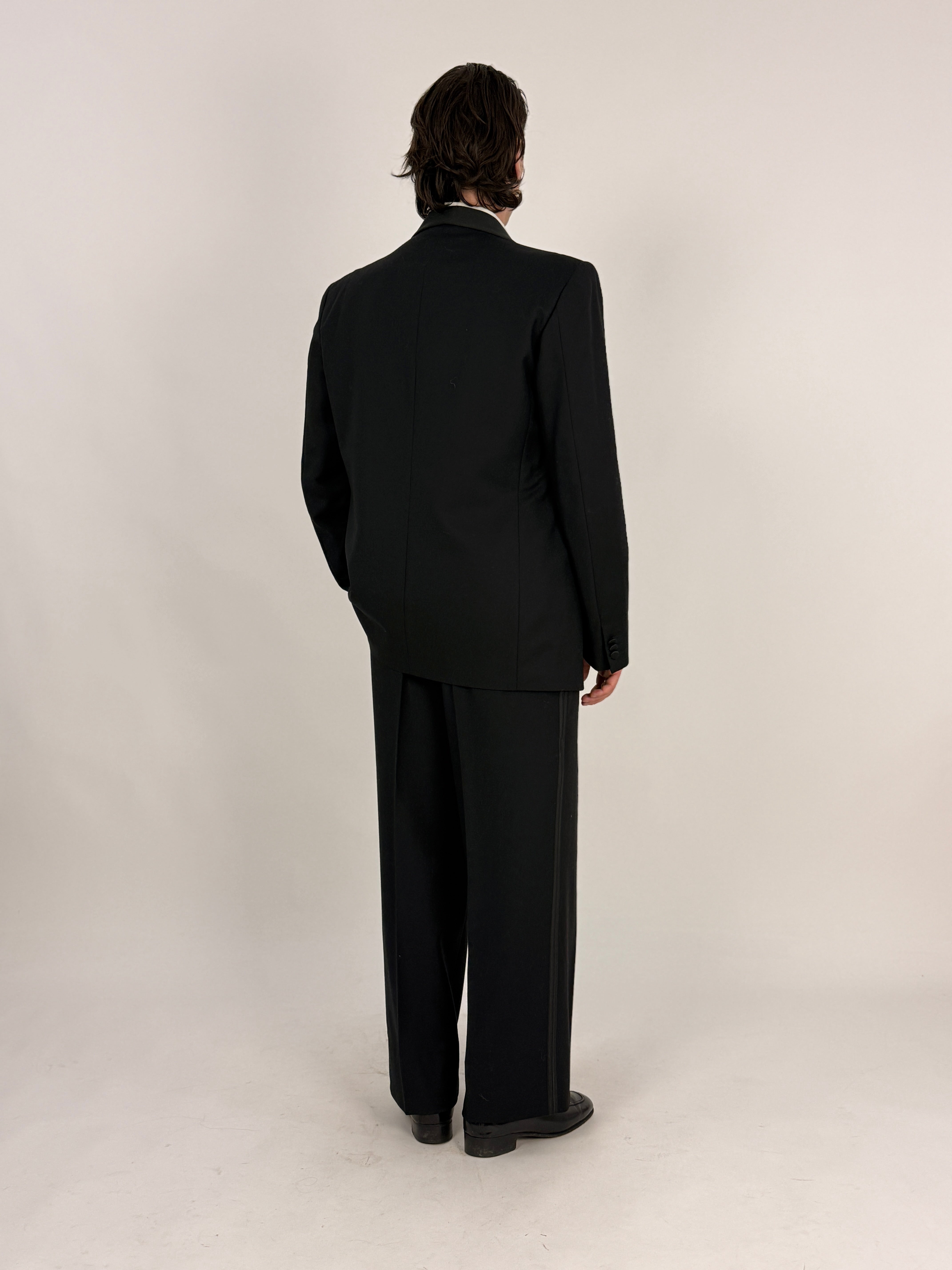 Smoking Vintage TEX Italy Arezzo Anni 80 - vista frontale giacca aperta con shawl collar in raso nero lucido e bottone centrale raso