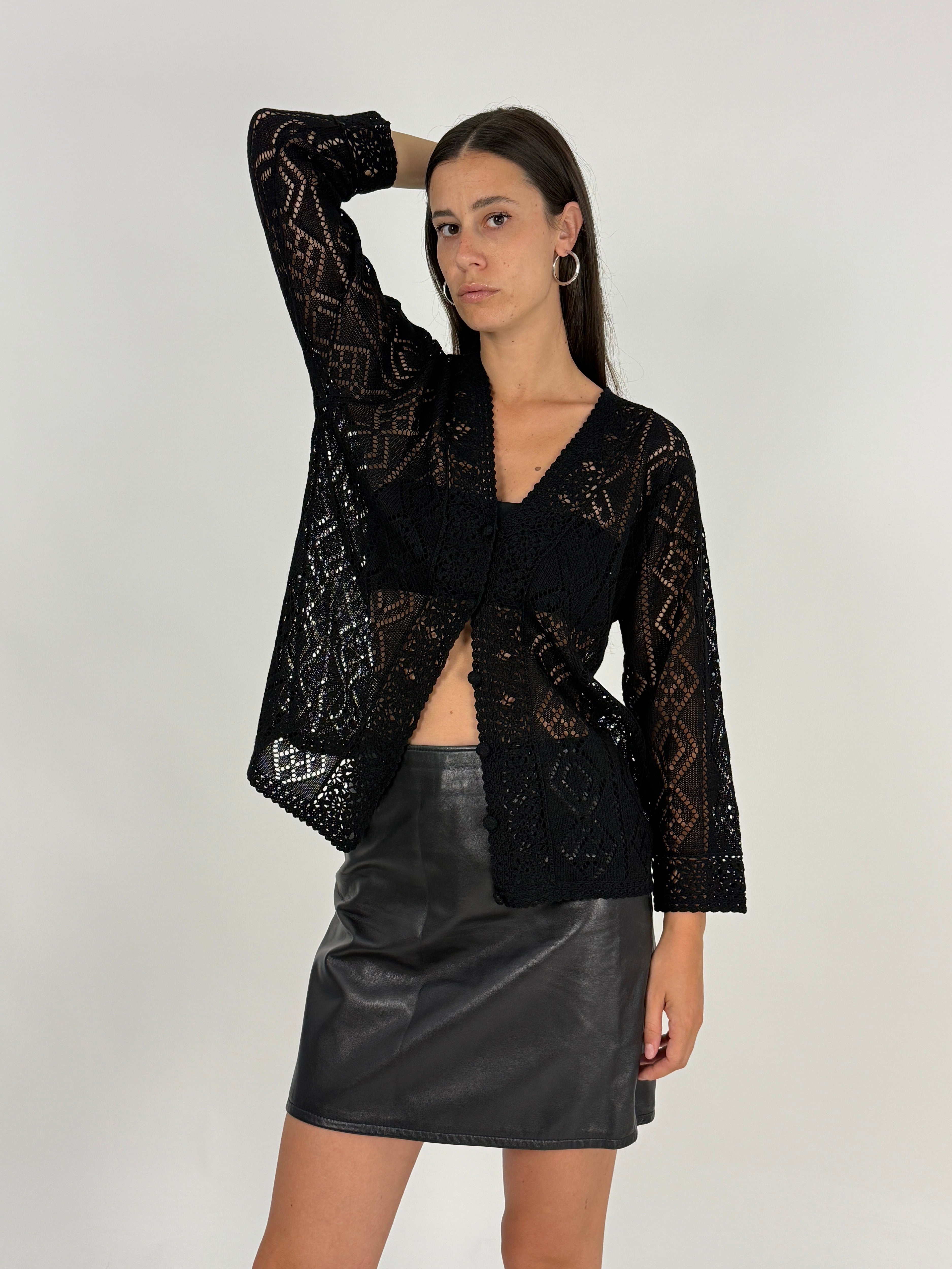 Cardigan vintage Oscar pizzo traforato nero - vista laterale indossata