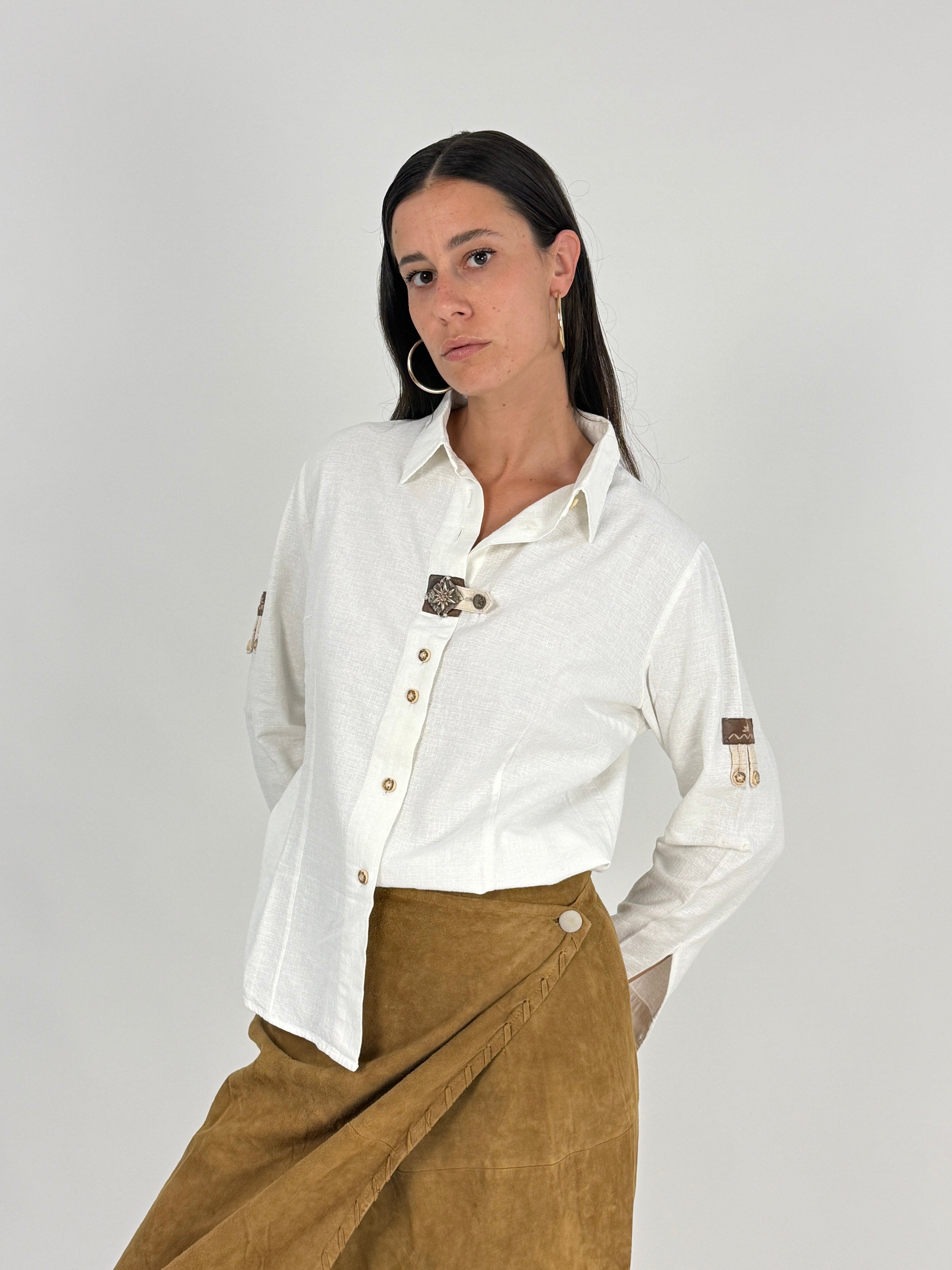 Camicia Trachten vintage bianca - dettaglio bottoni ottone e patch cuoio