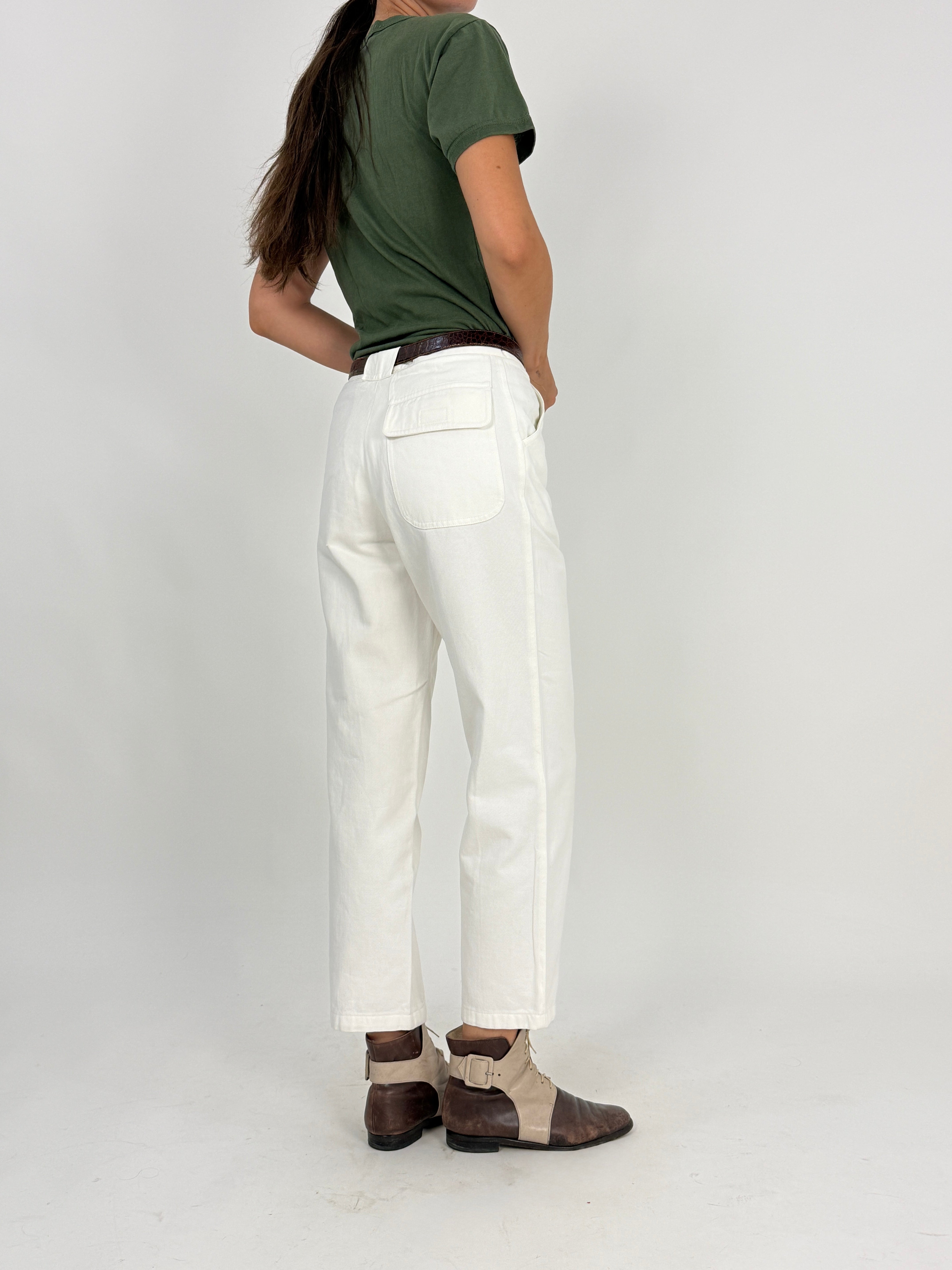 Pantaloni vintage Via Della Colonna bianchi - vista posteriore indossati con tasche a toppa