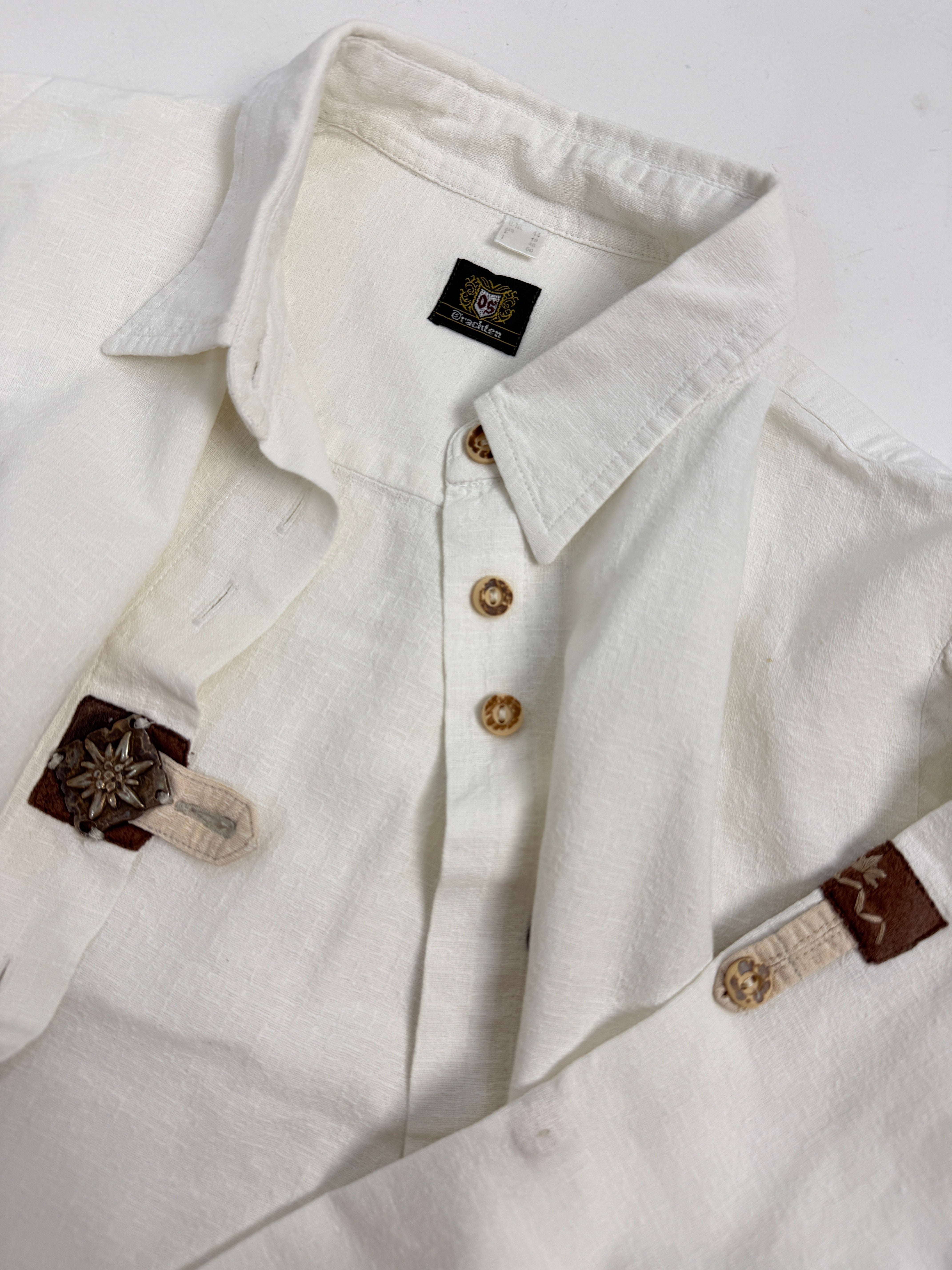 Camicia Trachten vintage bianca - vista posteriore indossata