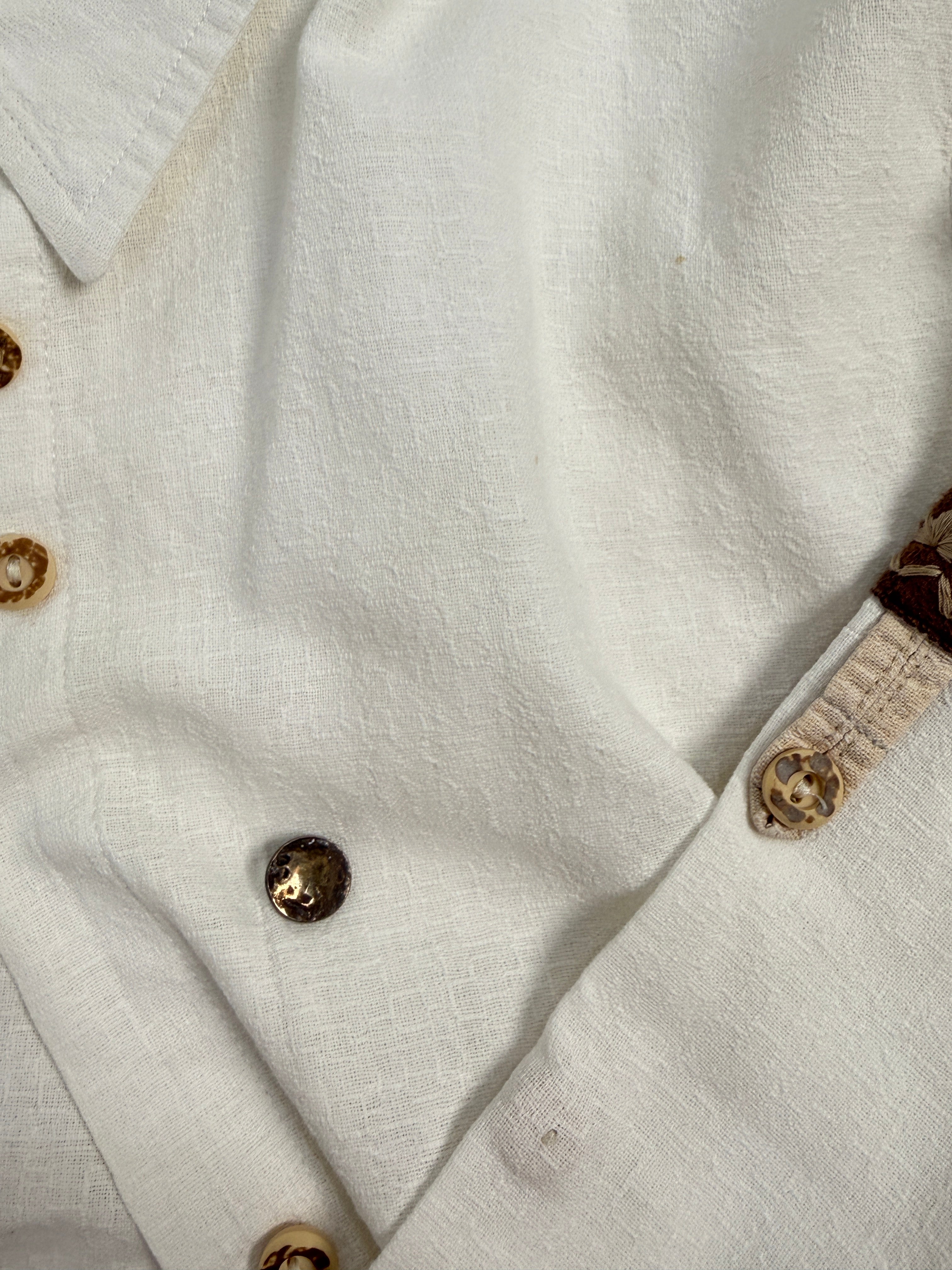 Camicia Trachten vintage bianca - vista frontale indossata con patch stella alpina