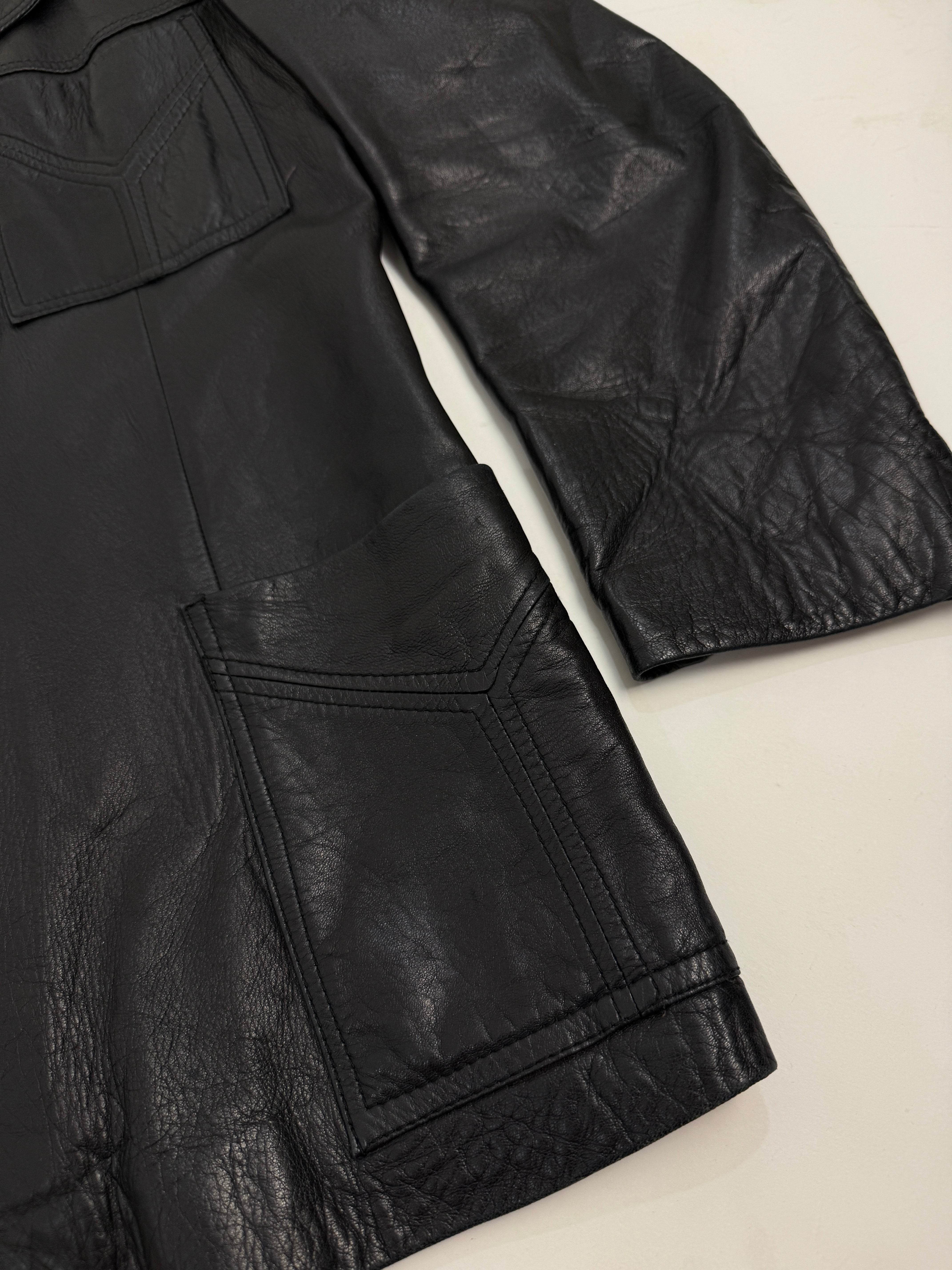 Giacca pelle vintage Alberto Mont nera - dettaglio tasca a toppa con impuntura geometrica