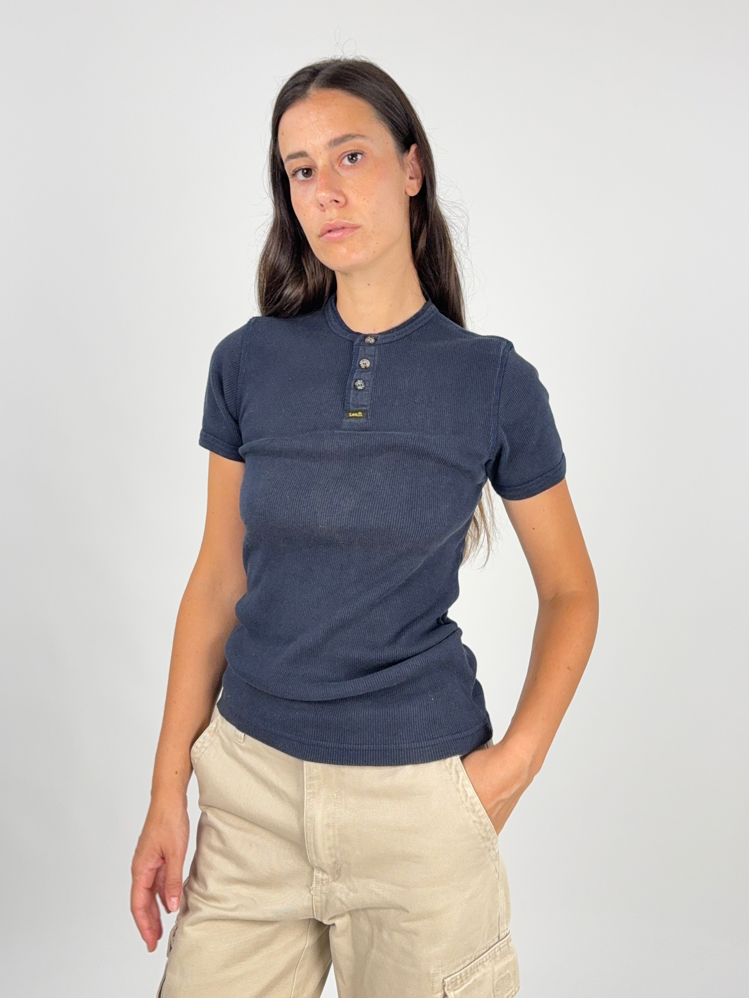T-Shirt Lee Henley a Costine Blu Navy - vista frontale indossata