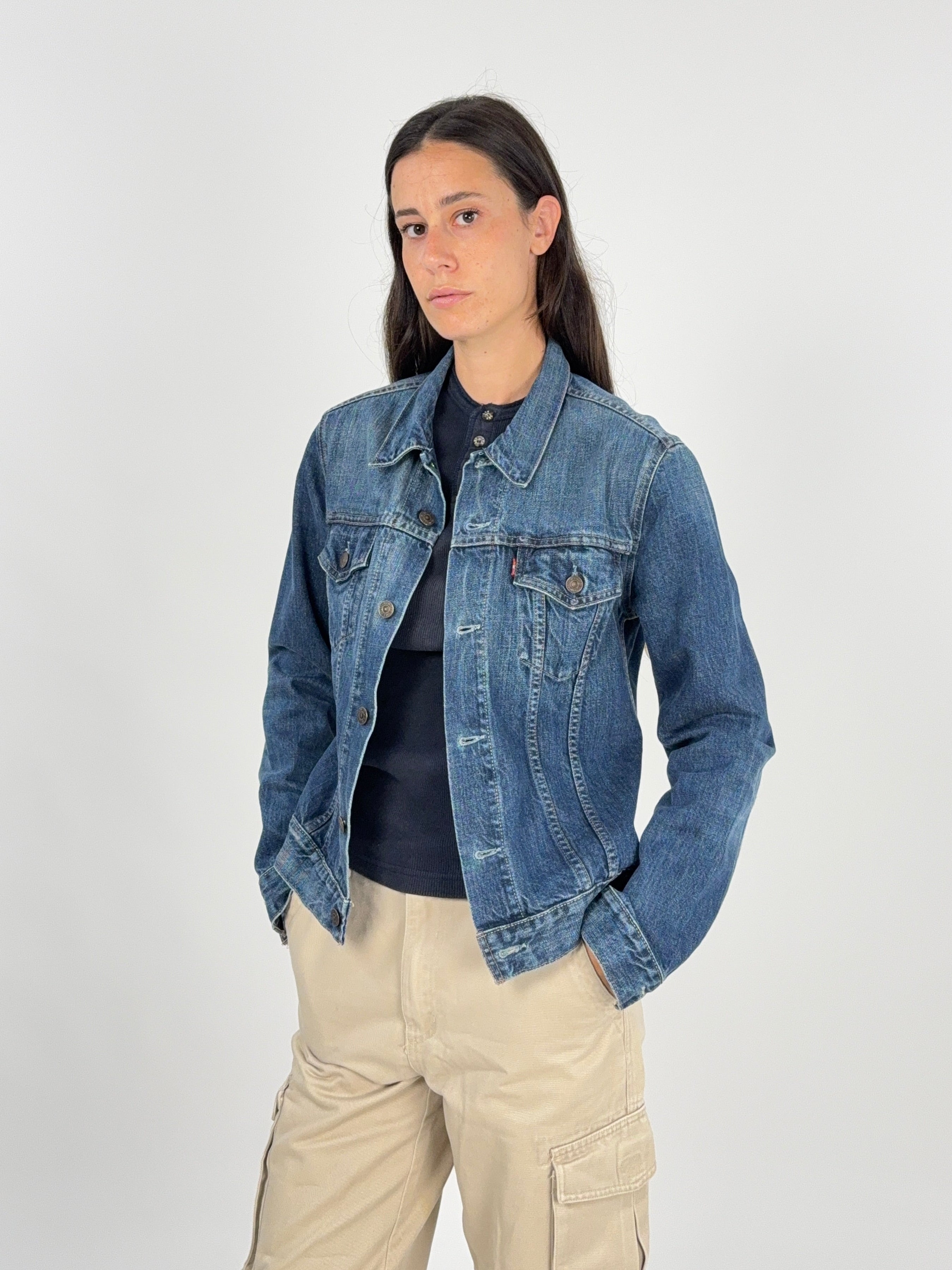 Giacca Levi's Trucker 70590-04 - vista frontale indossata