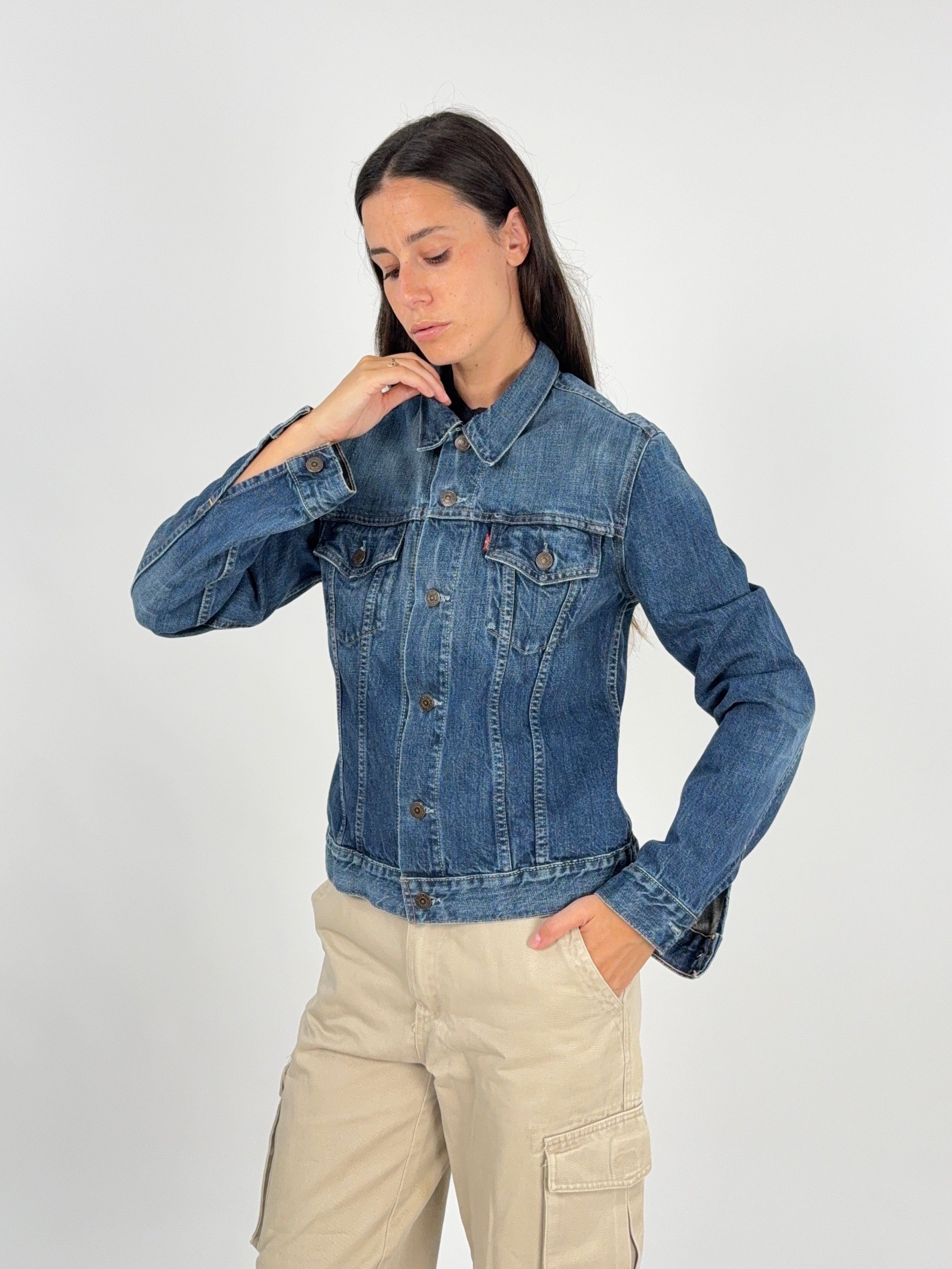 Giacca Levi's Trucker 70590-04 - vista frontale chiusa indossata