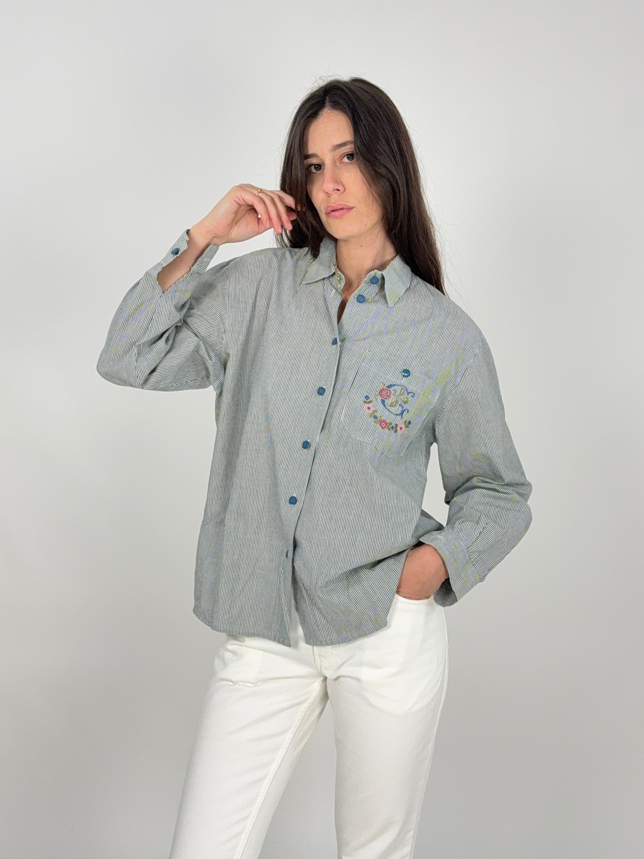 camicia da donna in cotone a righe verde e bianco con ricamo sul taschino