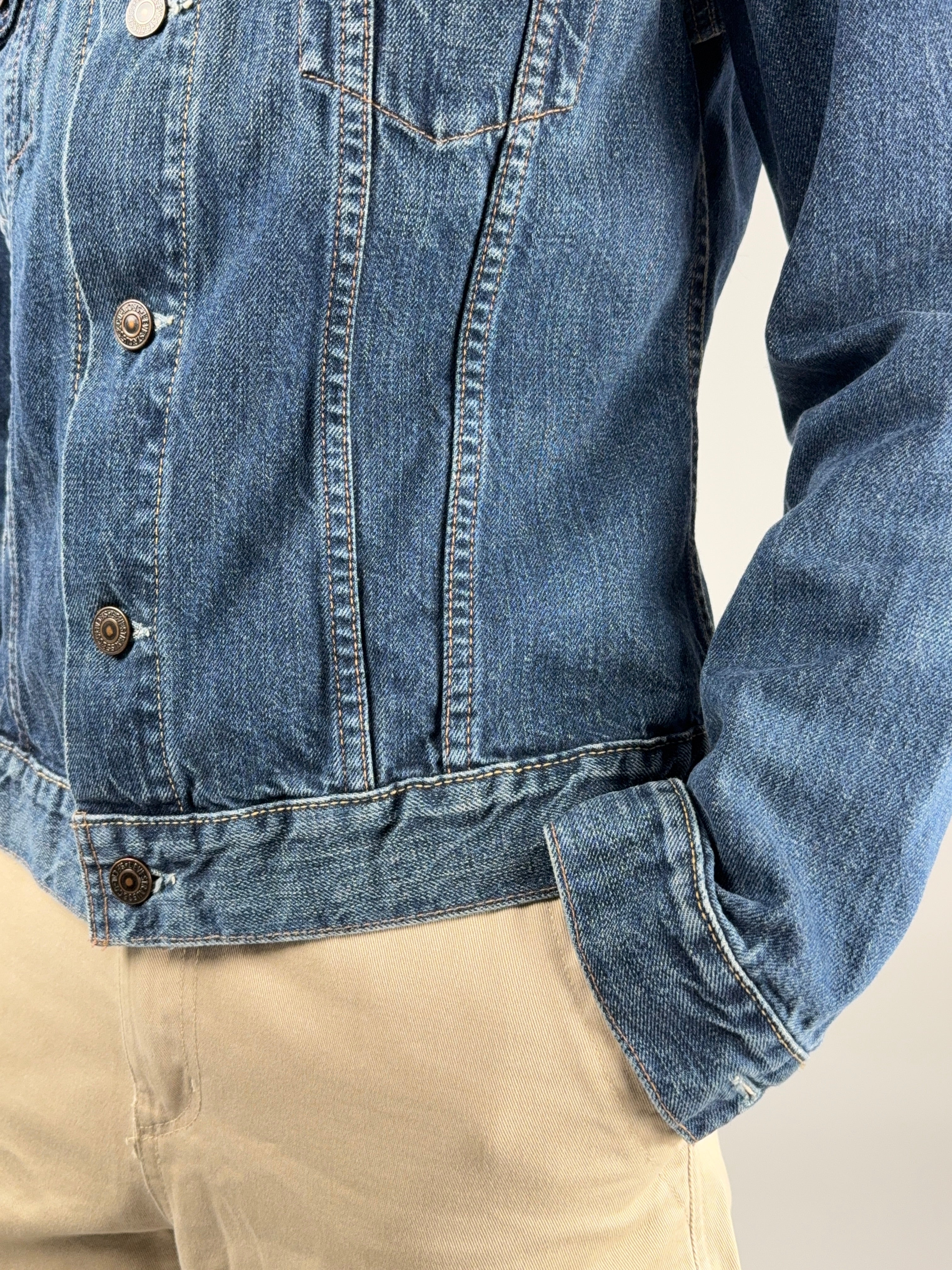 Giacca Levi's Trucker 70590-04 - dettaglio bottoni bruniti e impunture