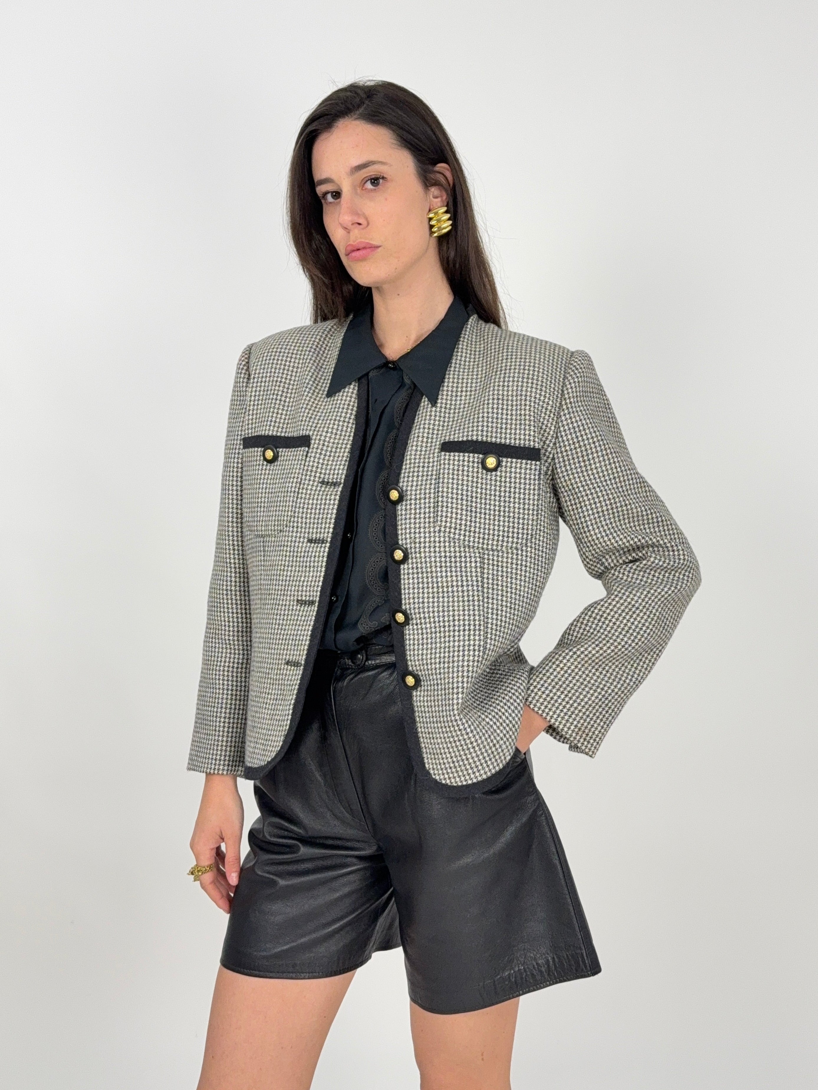giacca stile chanel di Luisa Spagnoli in lana e alpaca pied de poule bianco e nero e bottoni gioiello