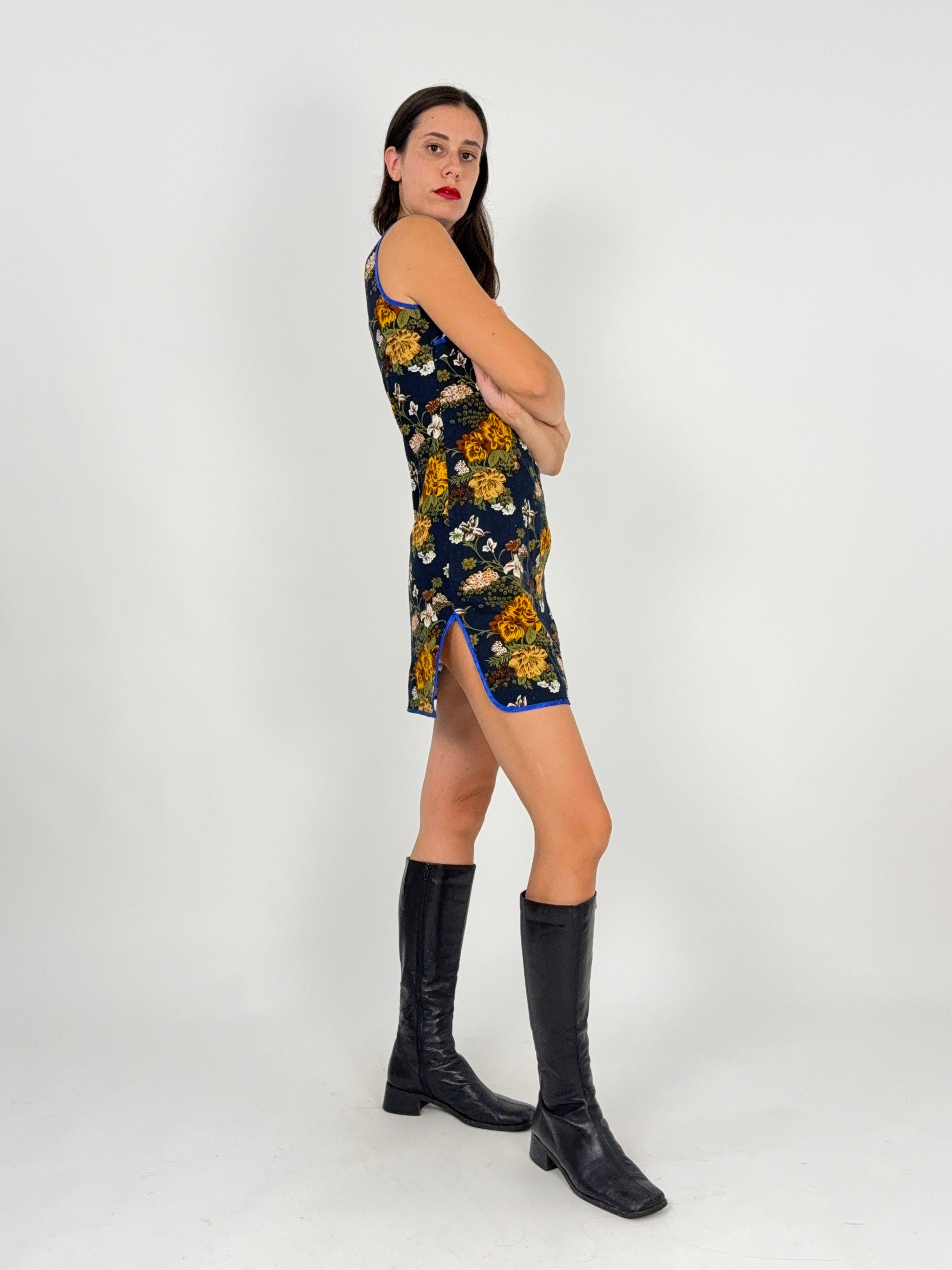 Abito Qipao Cheongsam - vista laterale con spacco indossato