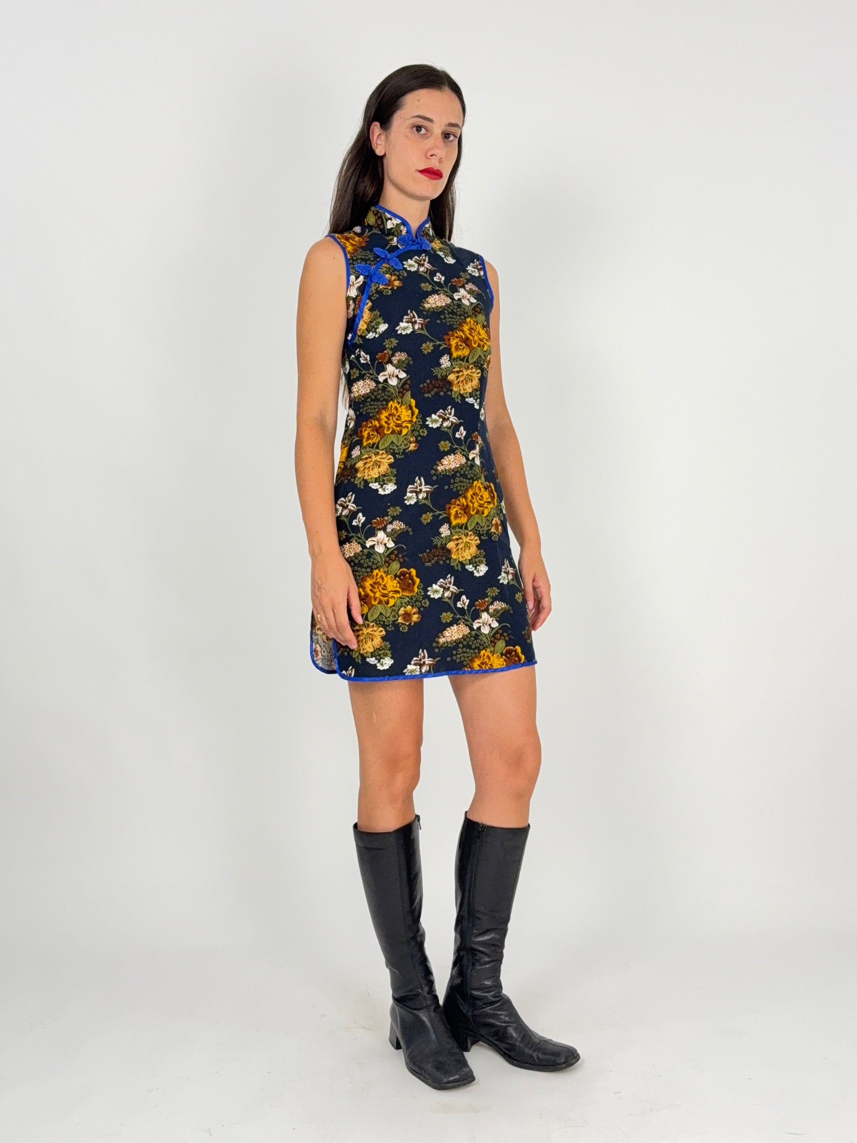 Abito Qipao Cheongsam - vista laterale tre quarti indossato