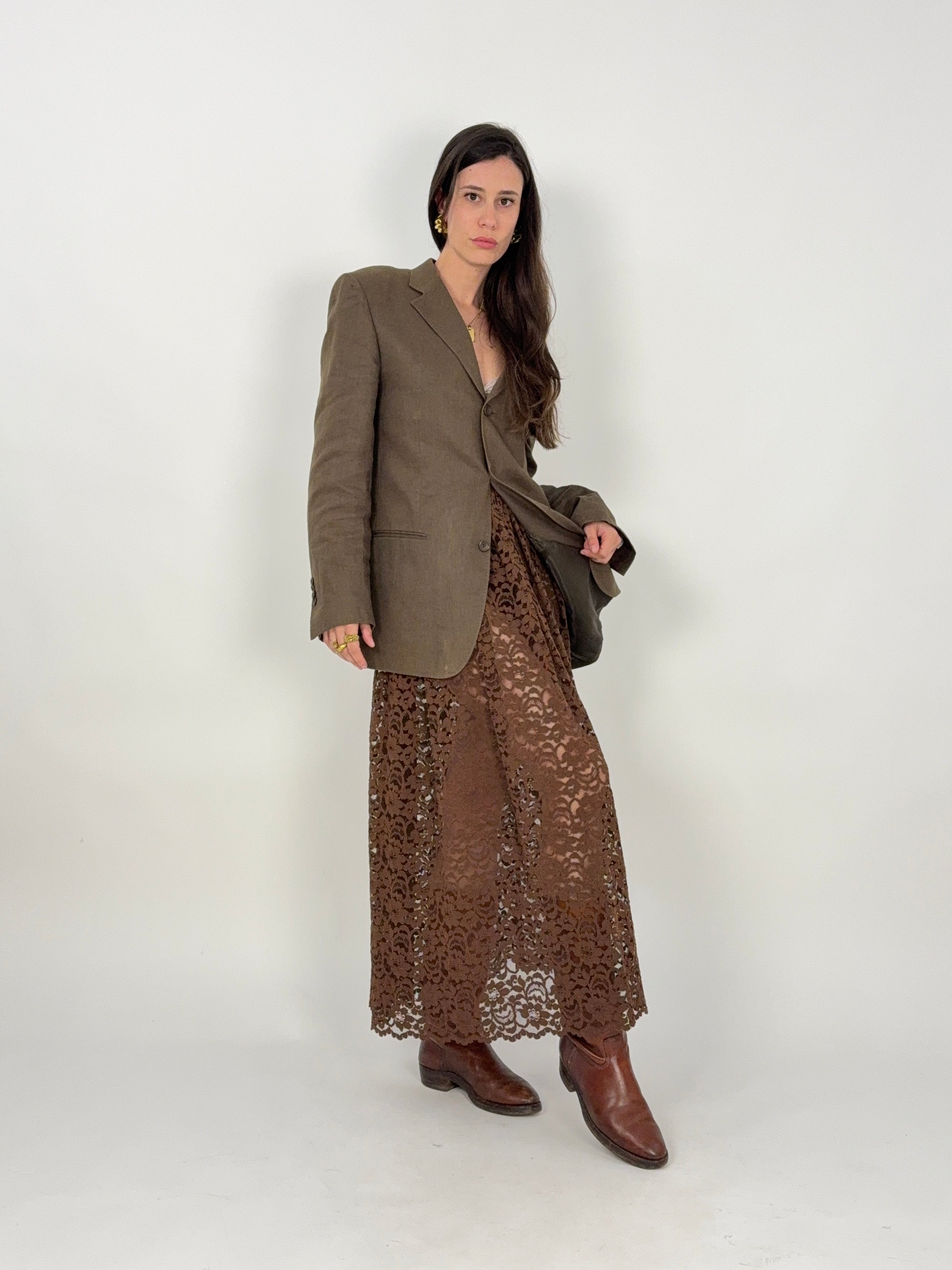 gonna lunga in pizzo marrone sartoriale abbinata con una giacca over marrone e stivale alto