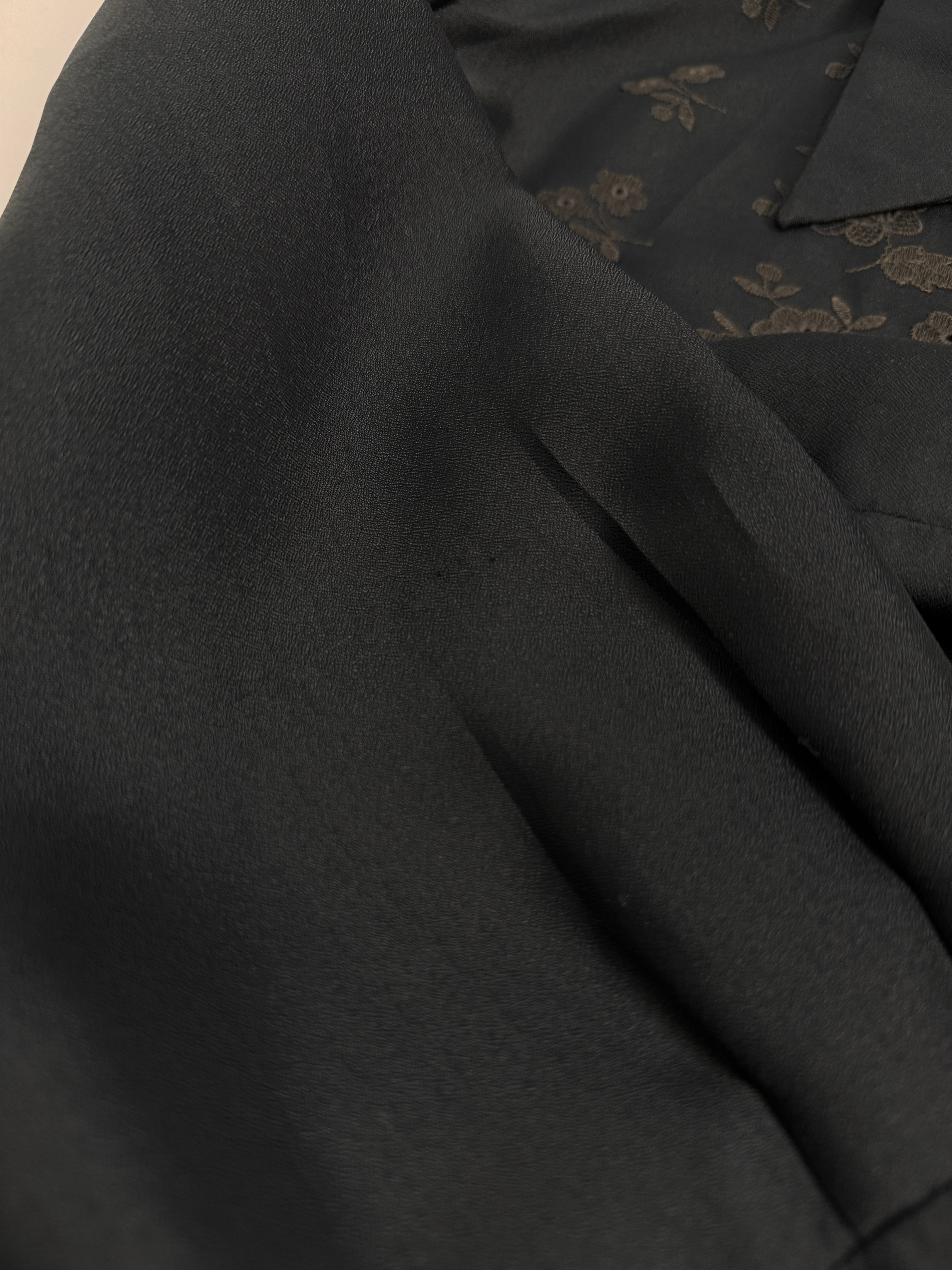 Camicia vintage nera con ricami floreali e manica a 3/4