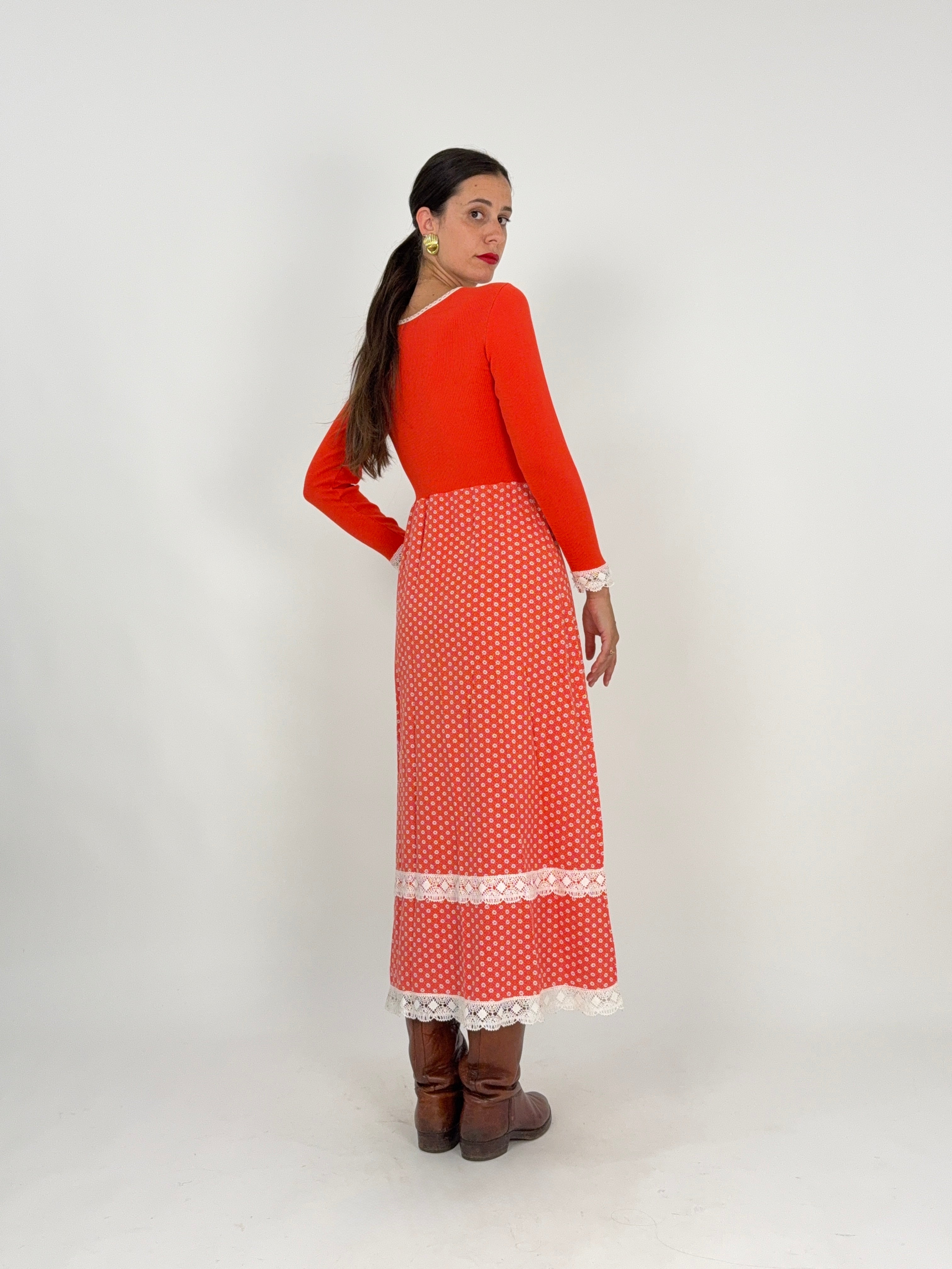 Prairie Dress Folk Rosso Anni '70 - vista posteriore tre quarti indossato