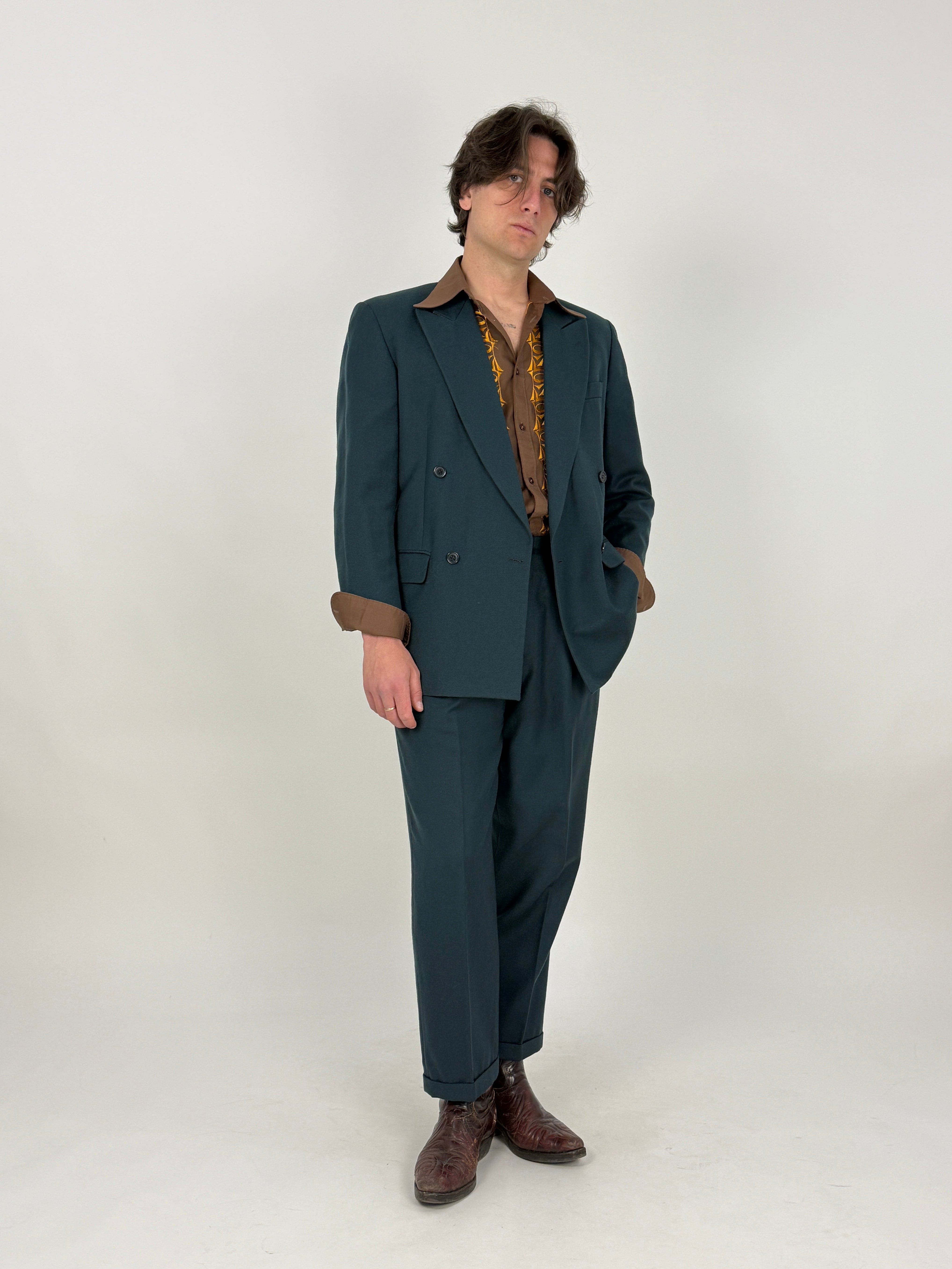 completo vintage da uomo in lana verde indossato con camicia marrone anni '70 e camperos