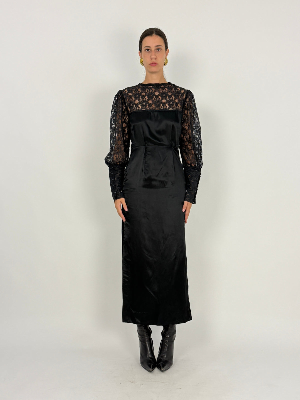 Abito da sera sartoriale vintage raso seta nera e pizzo - retro indossato con spacco laterale