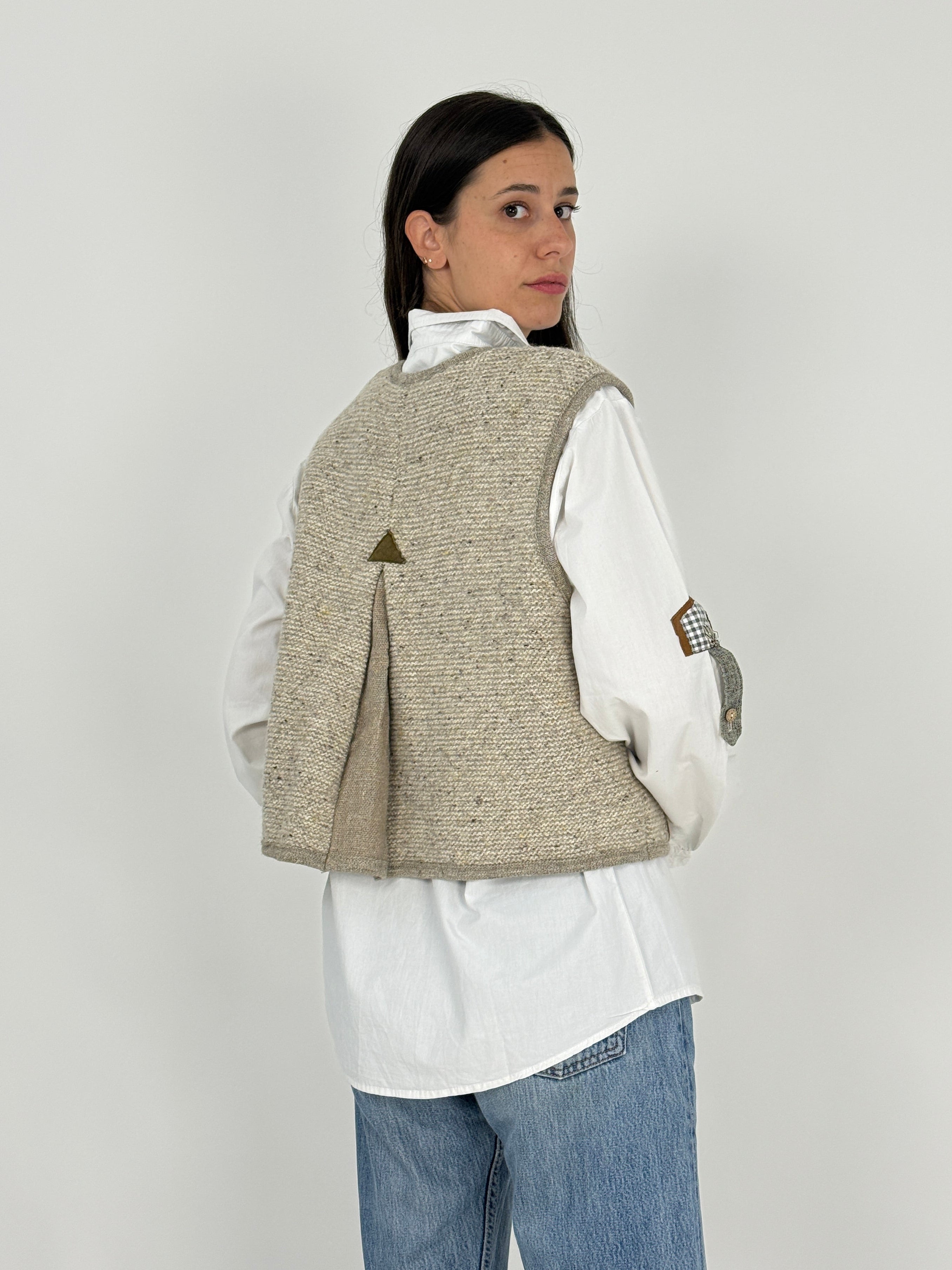 Gilet Stapf Lana Melange Edelweiss - vista posteriore con piega baciata indossato
