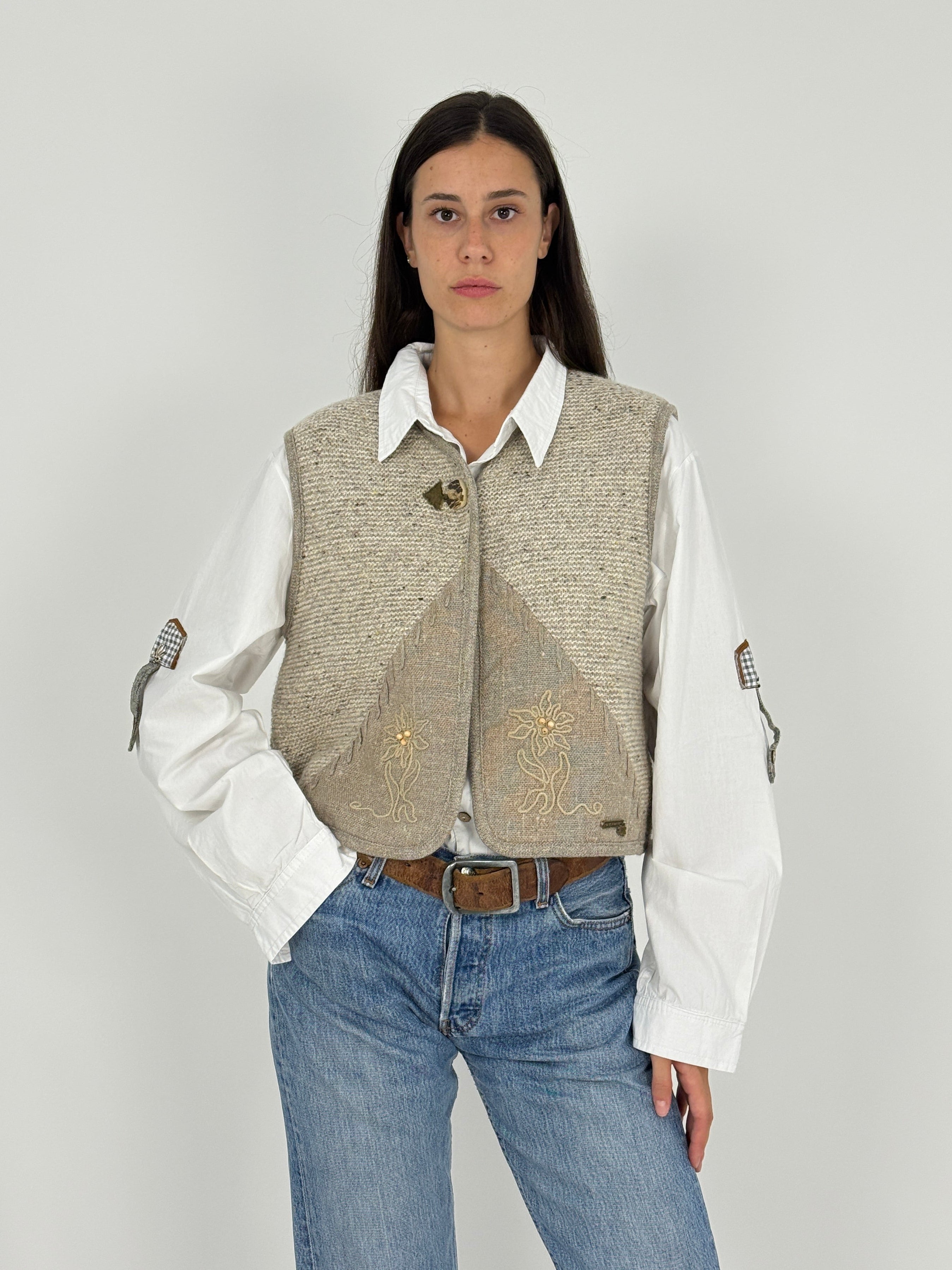 Gilet Stapf Lana Melange Edelweiss - vista frontale indossato con camicia bianca e jeans