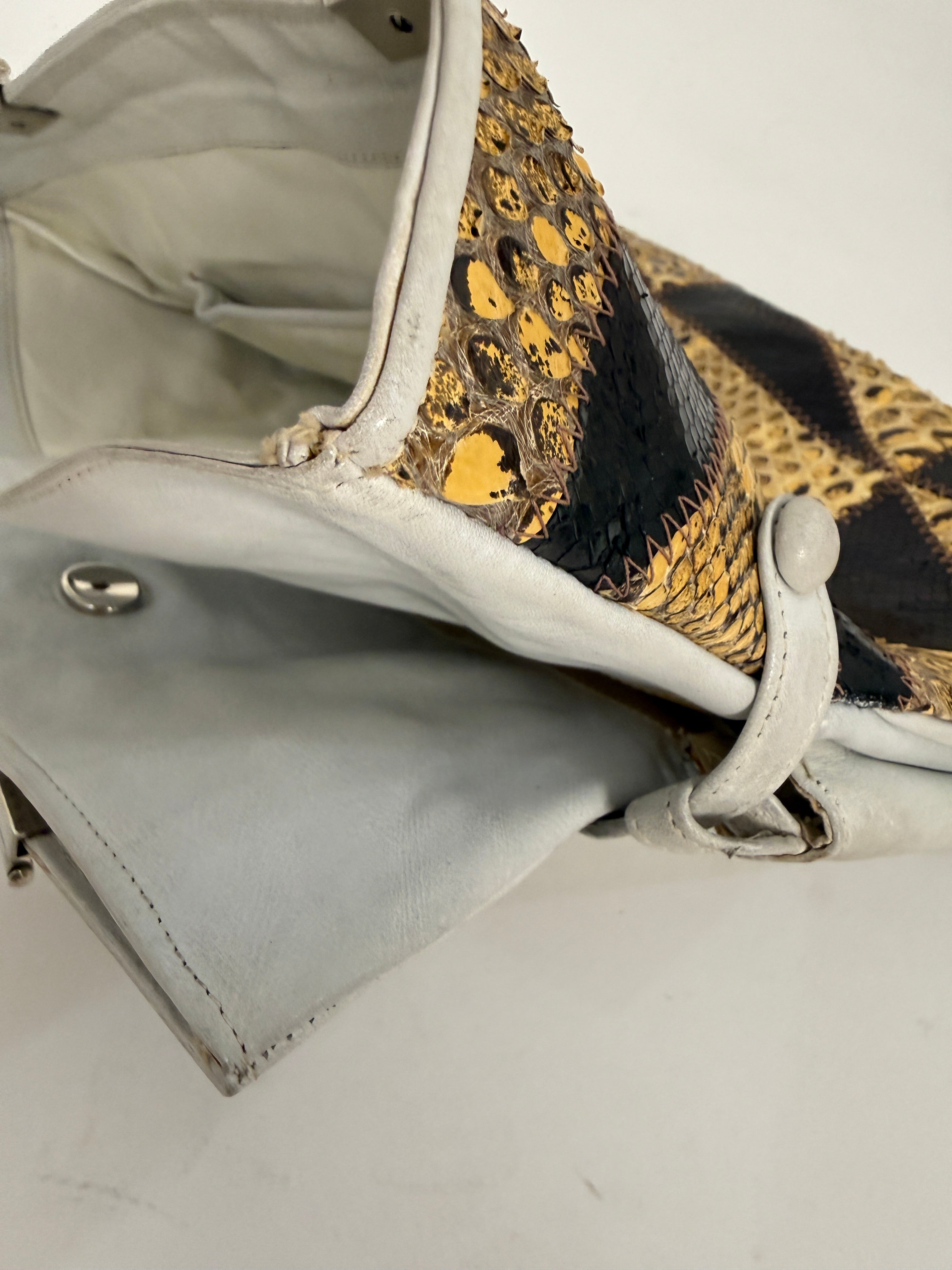 Borsa Patchwork Pelle Rettile Anni '70 - vista frontale aperta con manico in mano