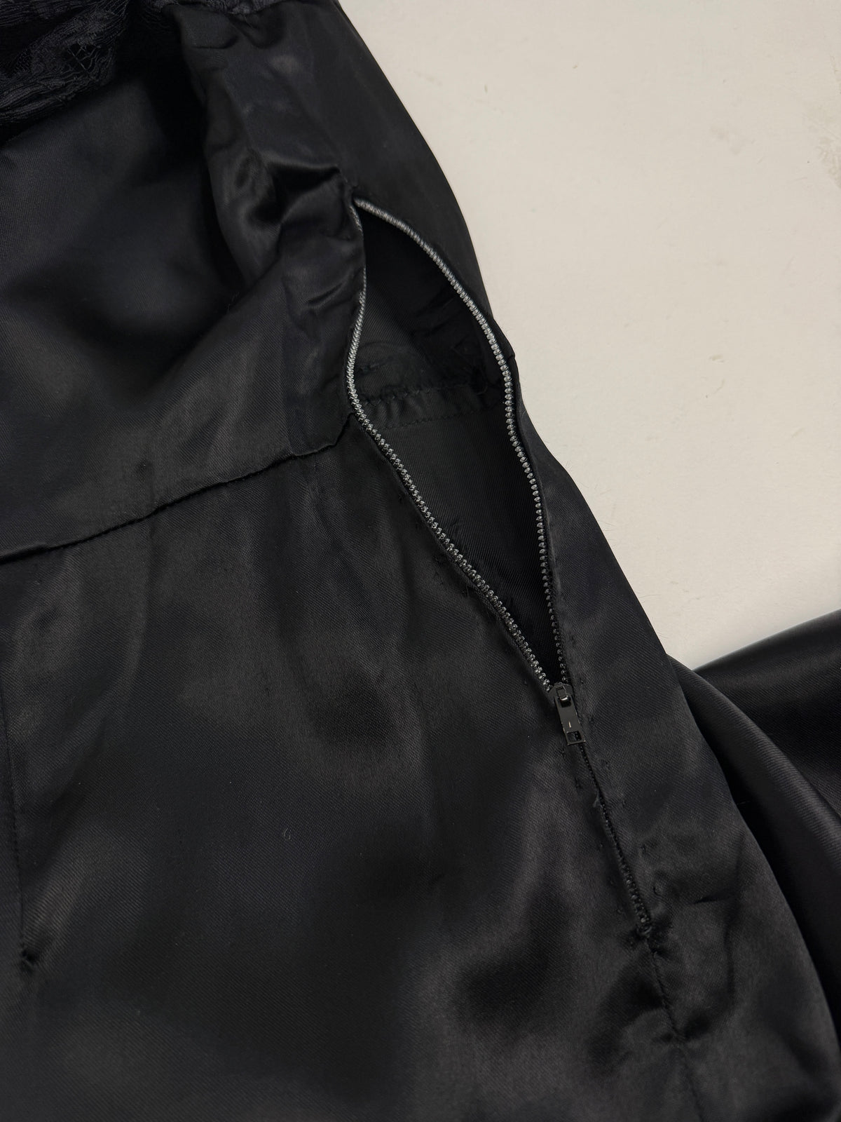Dettaglio zip RiRi svizzera laterale abito da sera sartoriale vintage in raso di seta nera